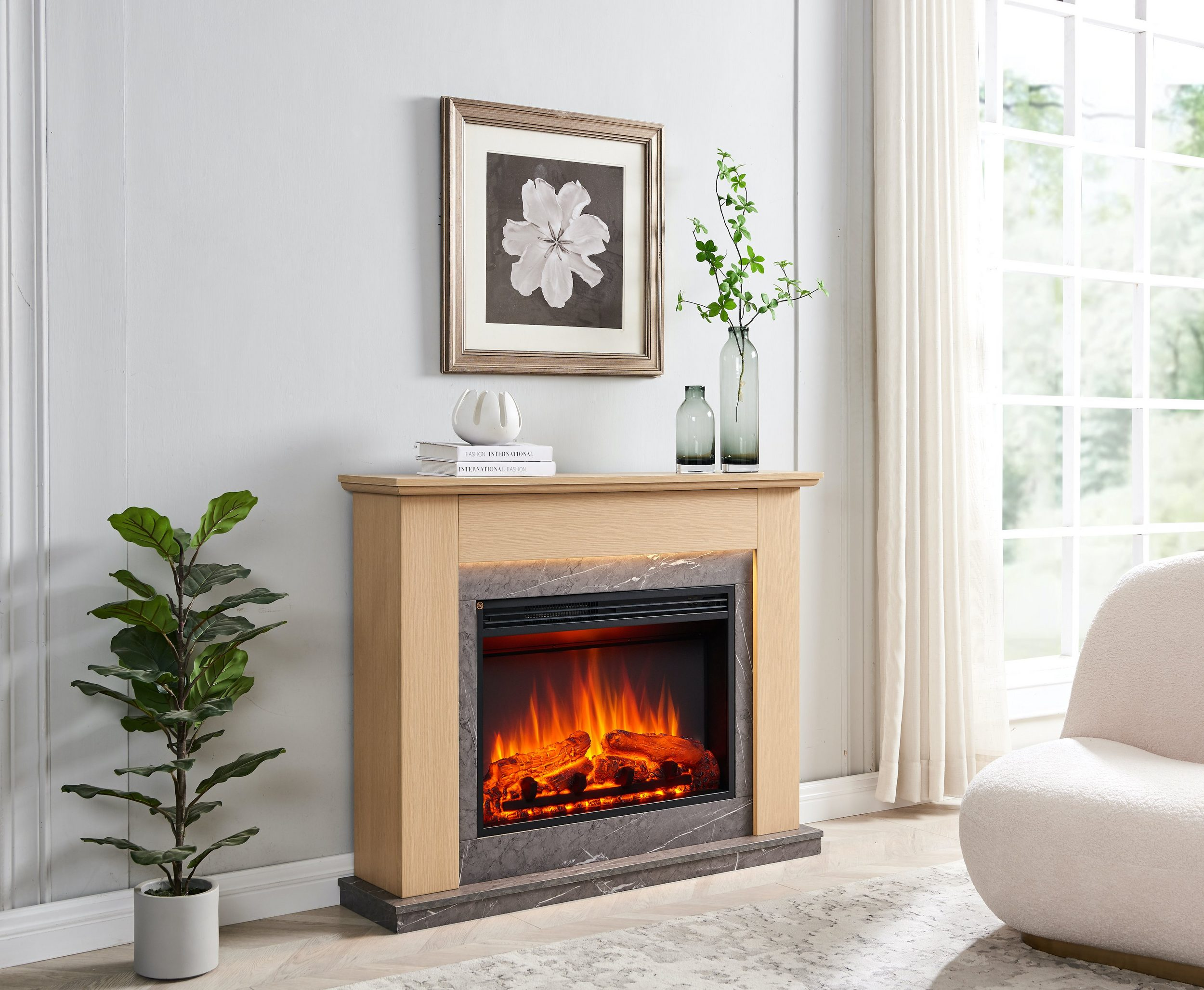 Ein moderner Kamin mit hellem Holzmantel und Marmorakzenten, flankiert von einer Pflanze und einem Stuhl.