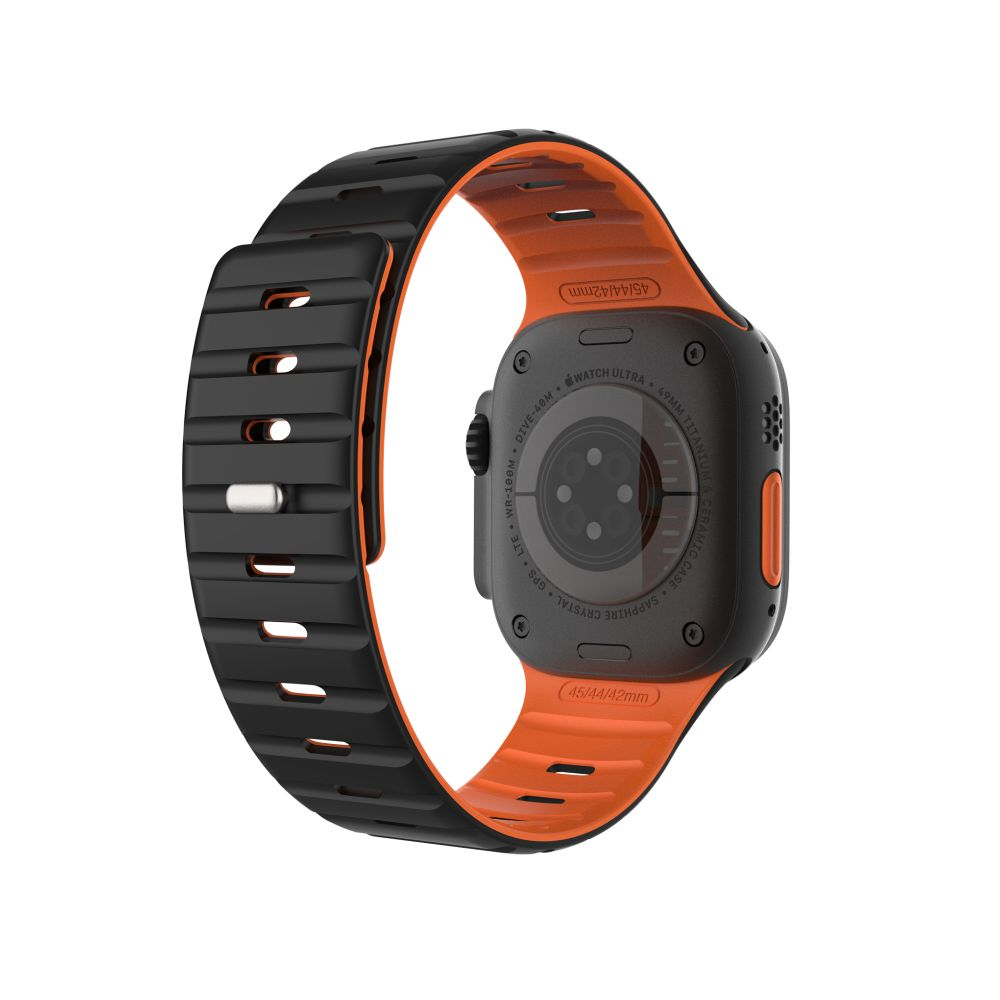 Eine Apple Watch Ultra mit einem schwarz-orangenen Armband wird gezeigt. Das Zifferblatt ist schwarz und das Armband ist schwarz und orange.