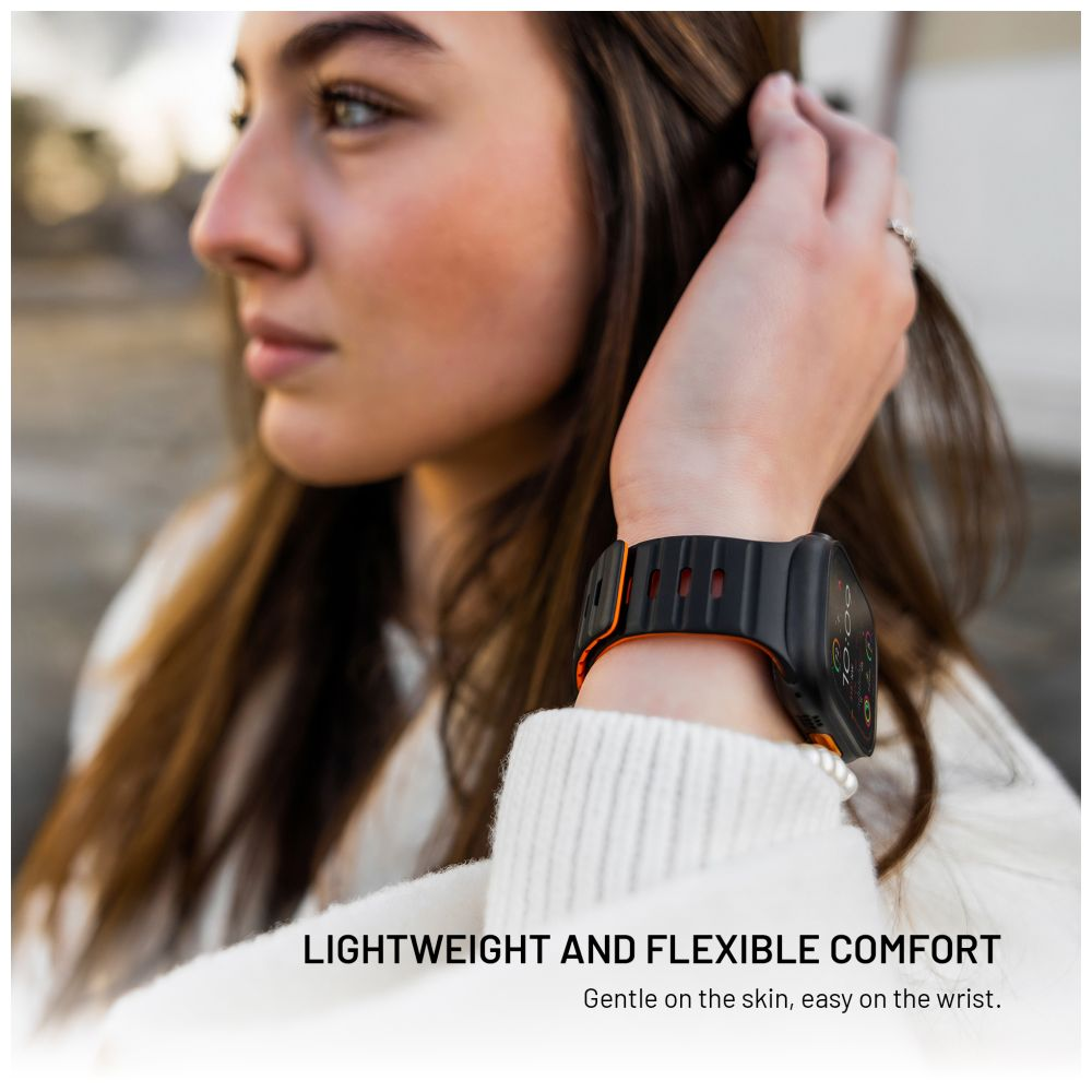 Eine Frau mit braunen Haaren trägt eine schwarze Smartwatch mit orangefarbenem Armband. Sie berührt ihr Haar. Text: Leicht & Flexibel Komfort.
