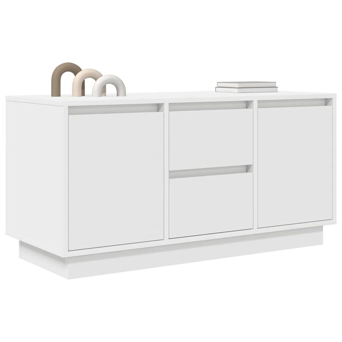 Ein weißer Schrank mit zwei Türen und zwei Schubladen. Obenauf befinden sich drei bogenförmige Skulpturen in Braun, Beige und Weiß und ein Buch.