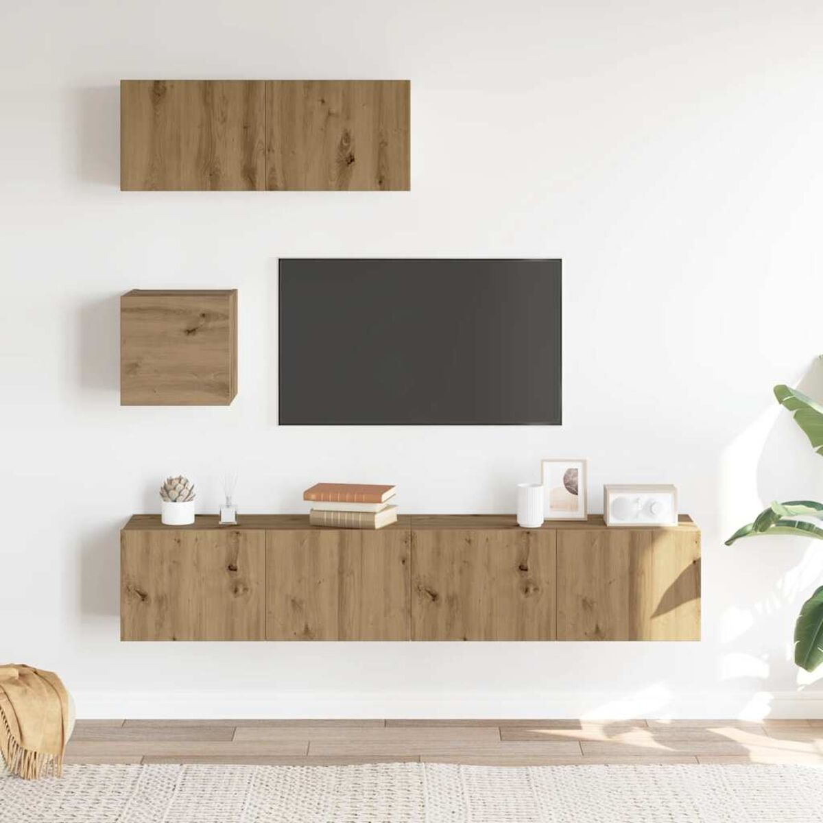 Wohnzimmer mit Fernseher, Holzschränken und Dekorationen an einer weißen Wand.
