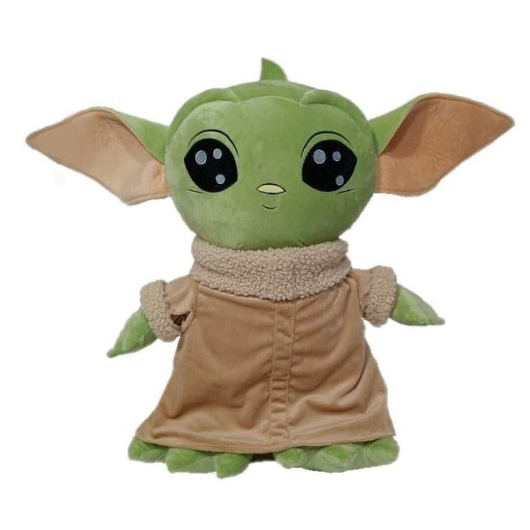 Ein Plüschtier von Grogu, auch bekannt als Baby Yoda, mit großen schwarzen Augen, grüner Haut und einem braunen Mantel.