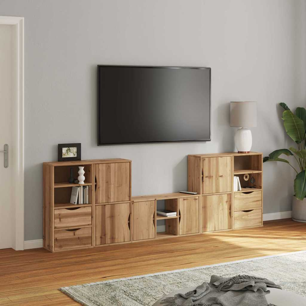 Wohnzimmer mit Holzmöbeln, Fernseher und Pflanze. Eine Lampe steht auf dem Schrank. Der Boden ist aus Holz.
