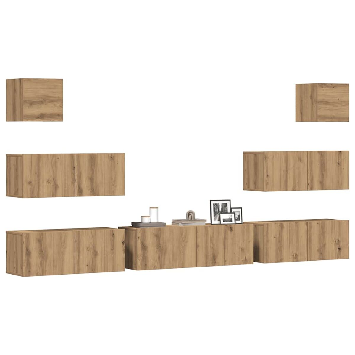 Wandmontierte Holzschränke in verschiedenen Größen. Einige Schränke haben geschlossene Türen. Es gibt auch einige dekorative Gegenstände.