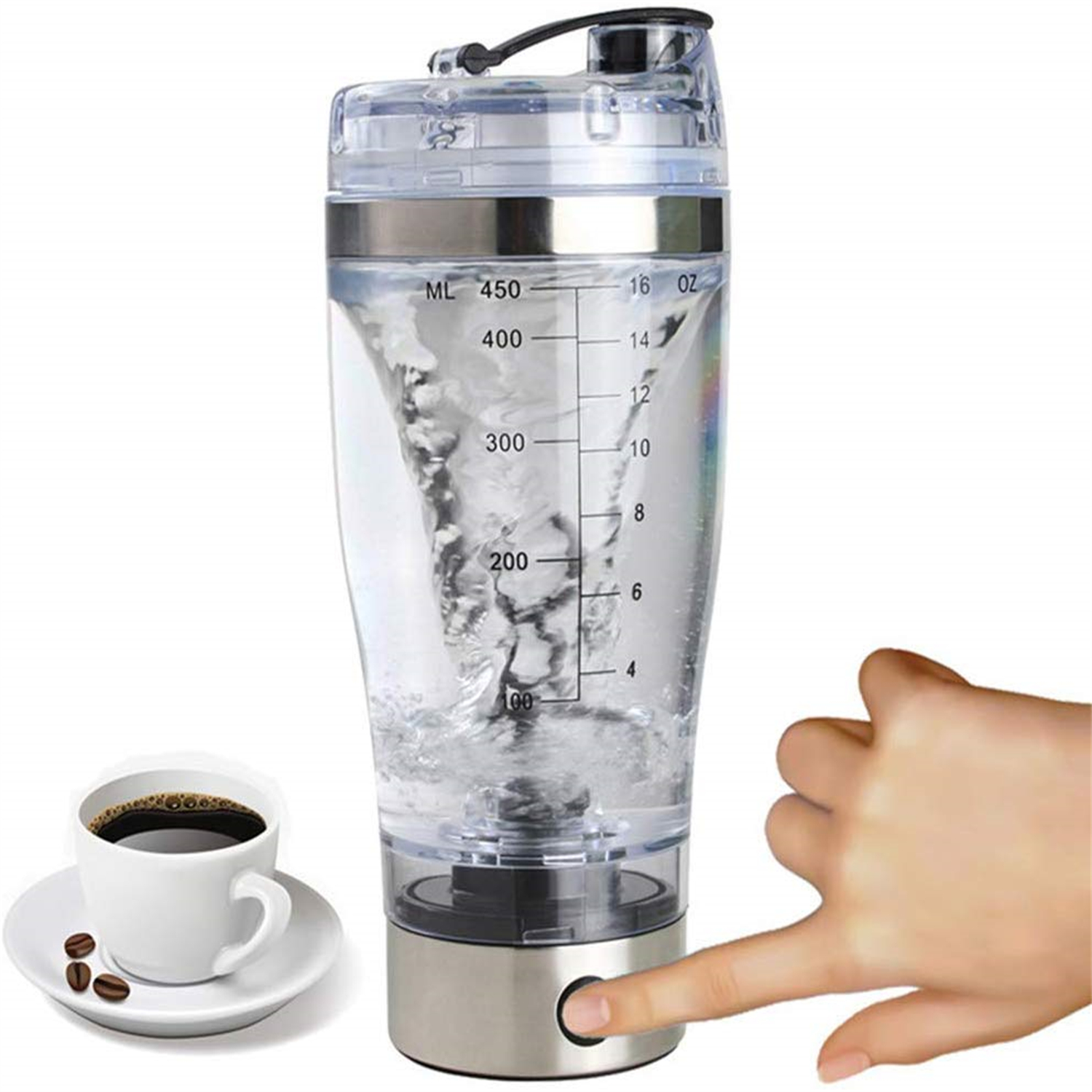 Ein klarer Shaker mit wirbelnder Flüssigkeit, eine Kaffeetasse und eine Hand, die einen Knopf drückt. Die Flasche hat Messungen.