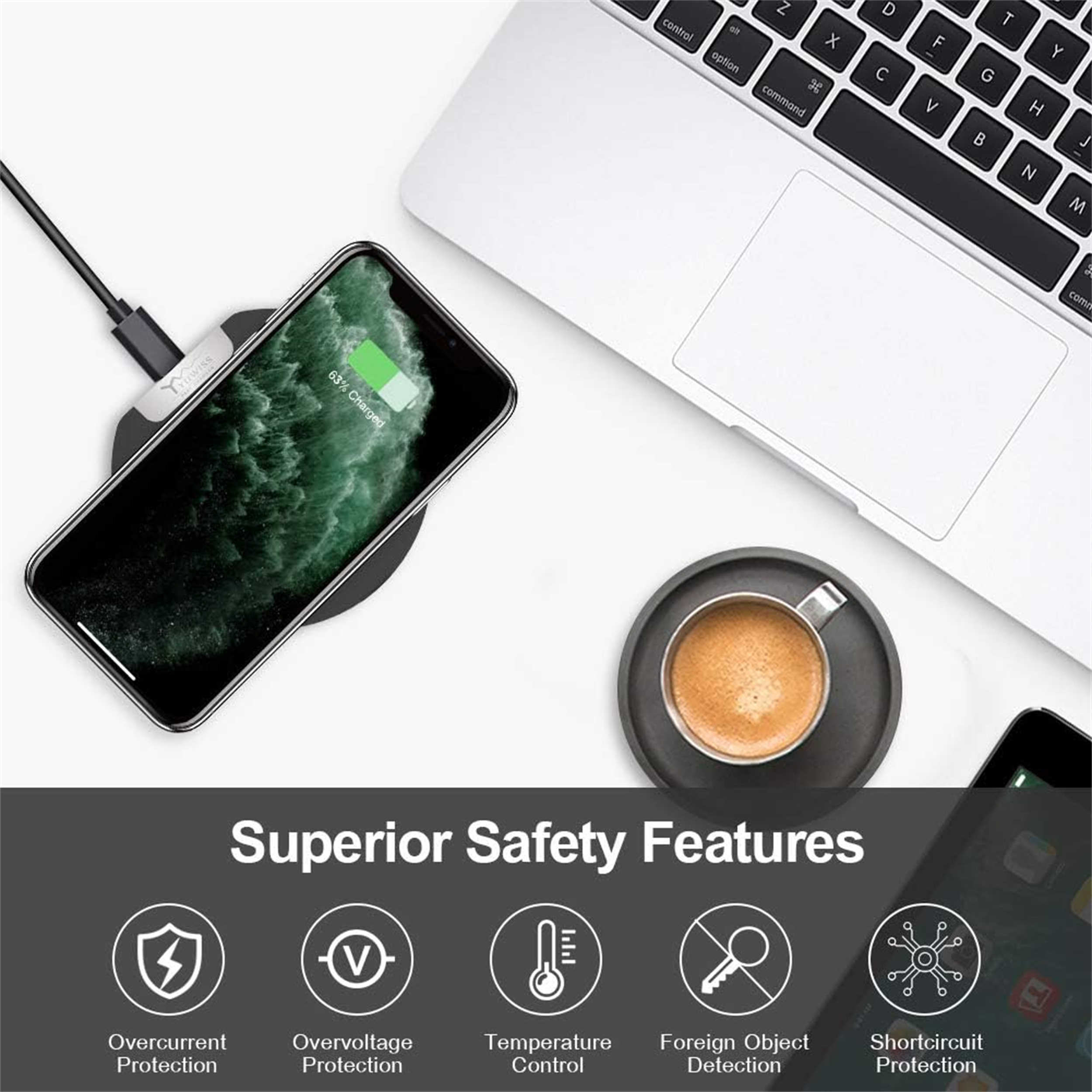 Ein Telefon wird drahtlos auf einem Pad aufgeladen. Ein Laptop und eine Kaffeetasse sind ebenfalls sichtbar. Sicherheitsmerkmale sind unten.