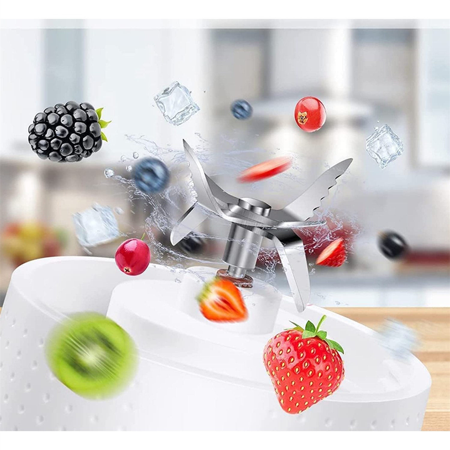 Ein Mixer mit Klingen, umgeben von Früchten und Eiswürfeln. Zu den Früchten gehören Brombeeren, Blaubeeren, Erdbeeren und Kiwis.