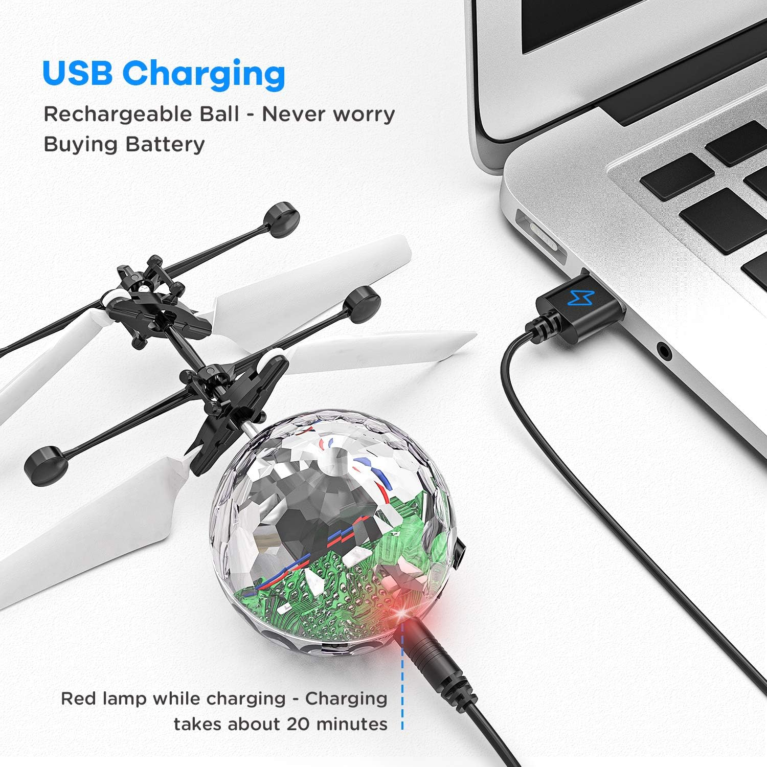 Eine sich aufladende Discokugel, die über ein USB-Kabel mit einem Laptop verbunden ist. Ein Spielzeughelikopter ist in der Nähe. Der Text lautet USB-Aufladung.