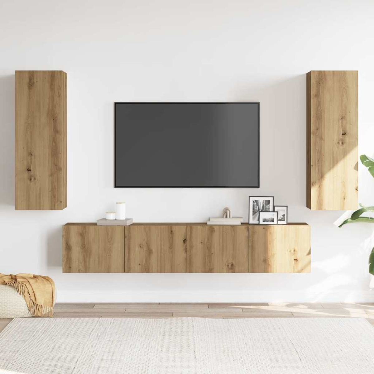 Modernes Wohnzimmer mit Fernseher an weißer Wand. Holzschränke und weißer Teppich ergänzen das Design.