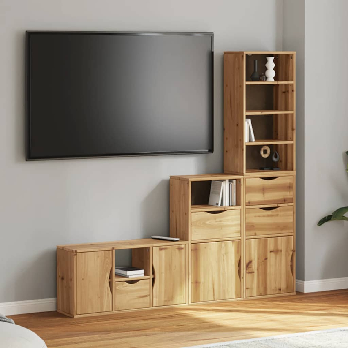 Ein Unterhaltungscenter aus Holz mit großem Fernseher. Schränke, Schubladen und offene Regale. Bücher und Dekorationsgegenstände sind sichtbar.