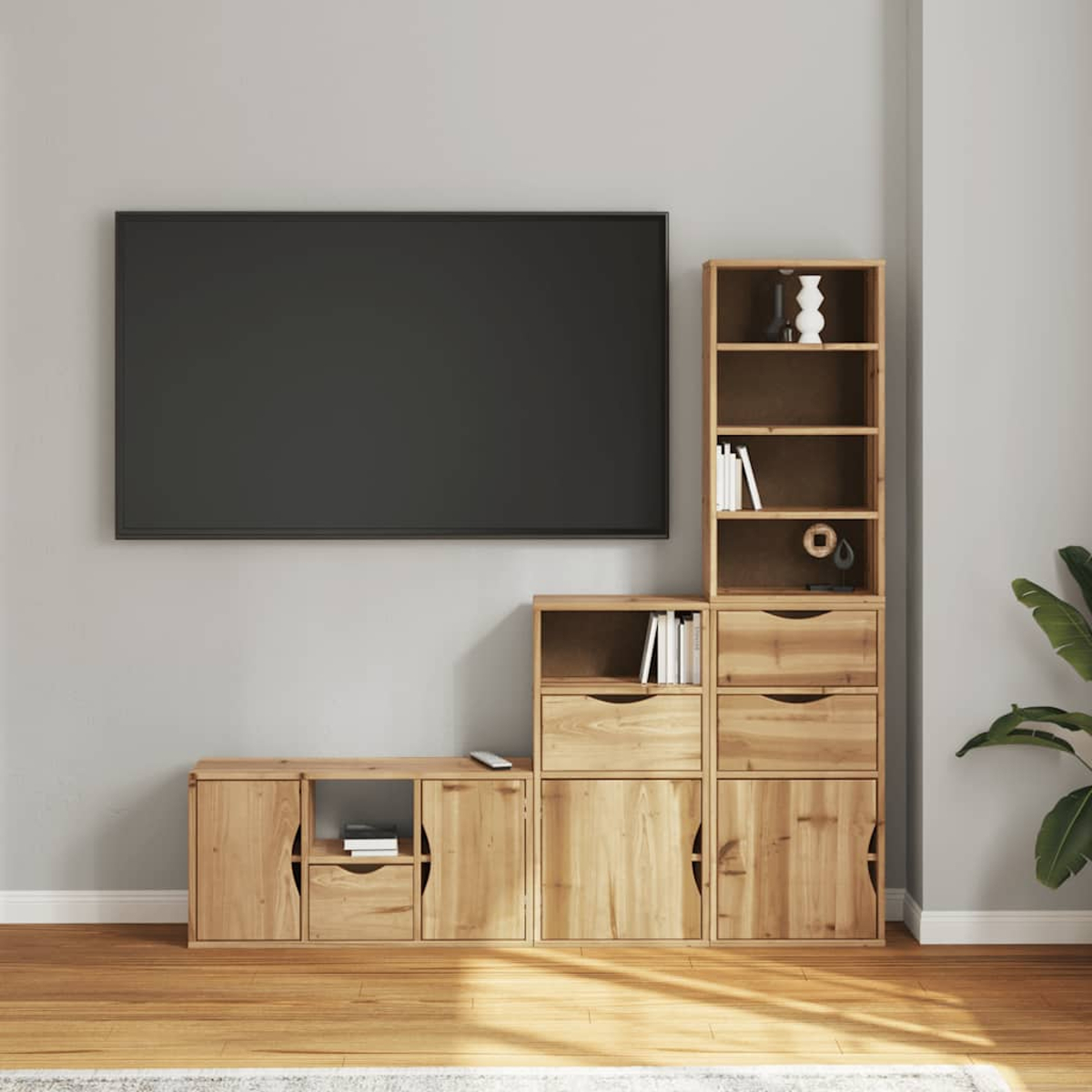 Ein Wohnzimmer mit Fernseher, Holzschränken und Bücherregal. Eine Pflanze in der Ecke und eine Fernbedienung auf dem Schrank.