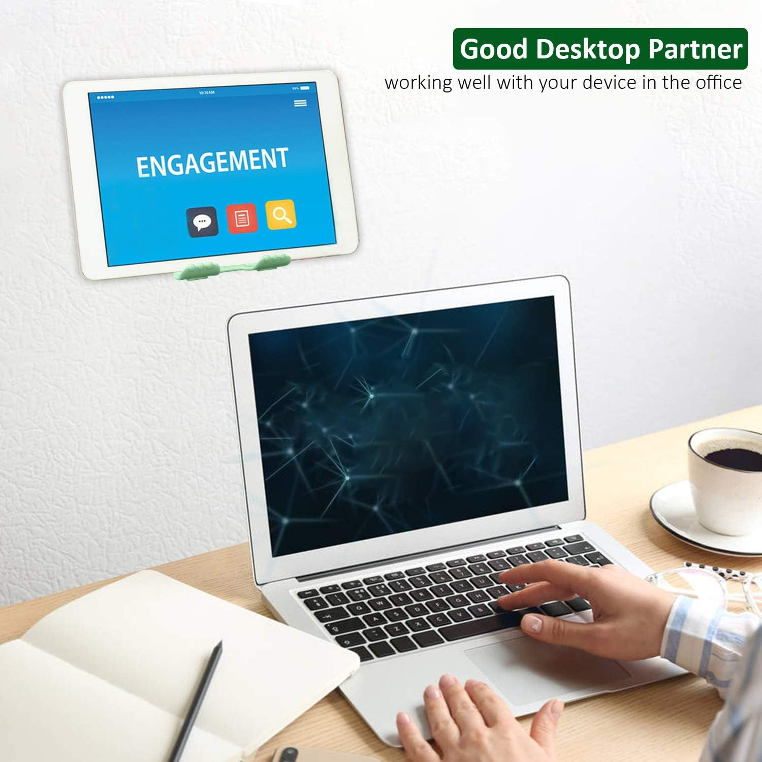 Eine Person arbeitet an einem Laptop, ein Tablet zeigt 'Engagement', eine Kaffeetasse und ein Notizblock liegen auf dem Schreibtisch.