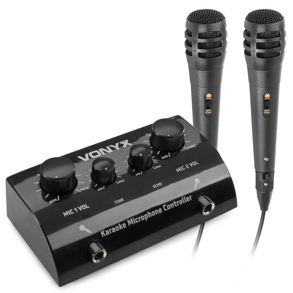 Zwarte karaoke microfoon controller met twee microfoons. Controller heeft knoppen met opschrift MIC 1 VOL, TONE, ECHO en MIC 2 VOL.