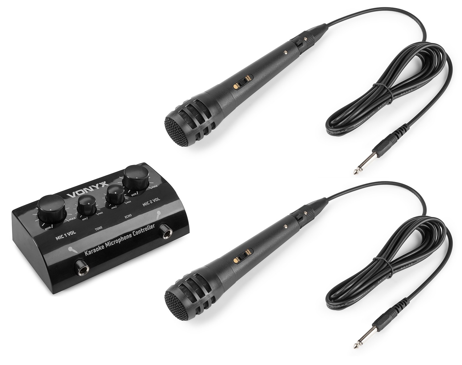 Twee zwarte microfoons met kabels, een karaoke microfoon controller met knoppen, alles op een witte achtergrond.
