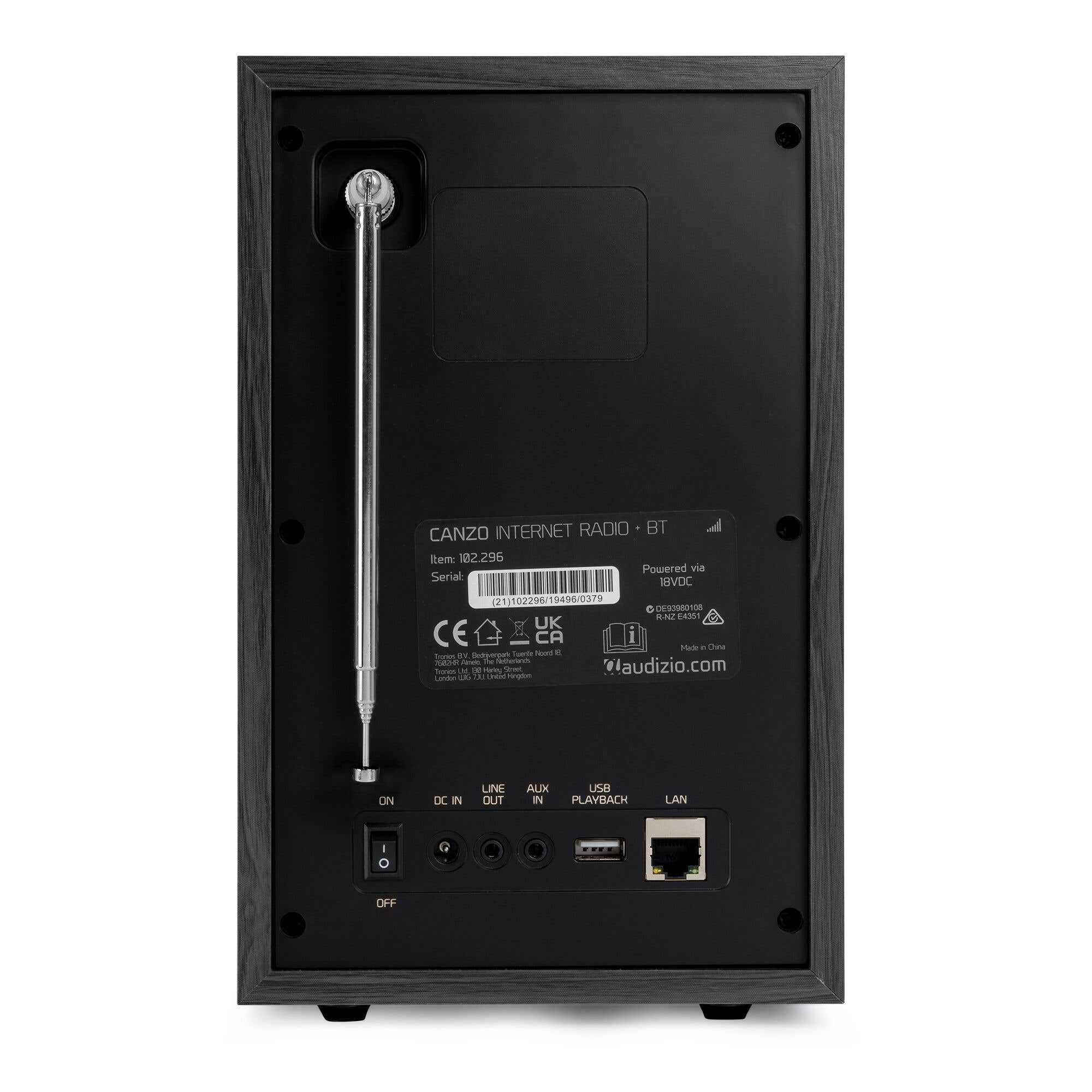 Una radio por internet negra con antena. Tiene varios puertos y botones. El marco es de madera oscura.