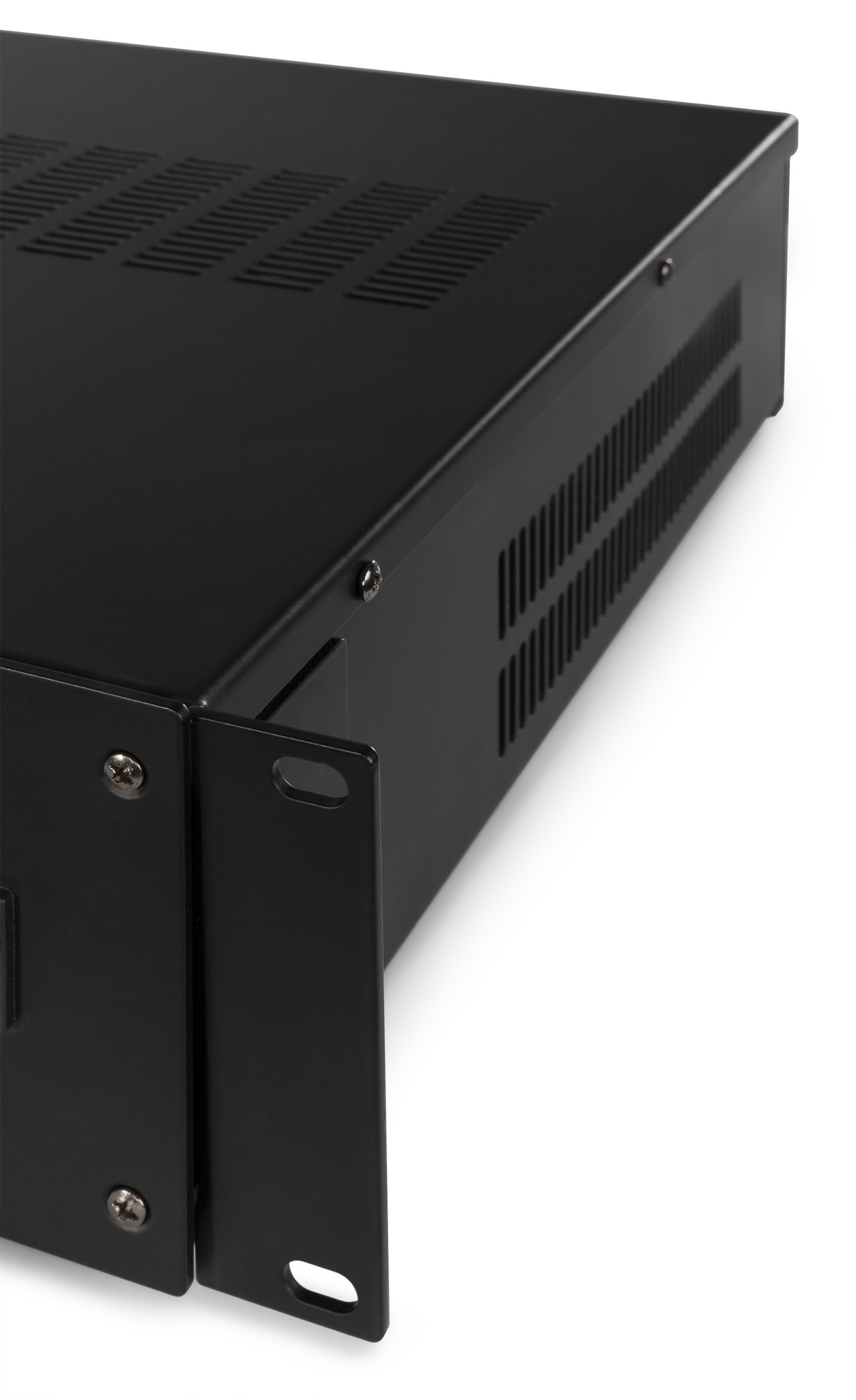 Ein schwarzes Rackmount-Servergehäuse ist in einem Winkel zu sehen, mit Lüftungsschlitzen und Montagehalterungen. Schrauben sind sichtbar.