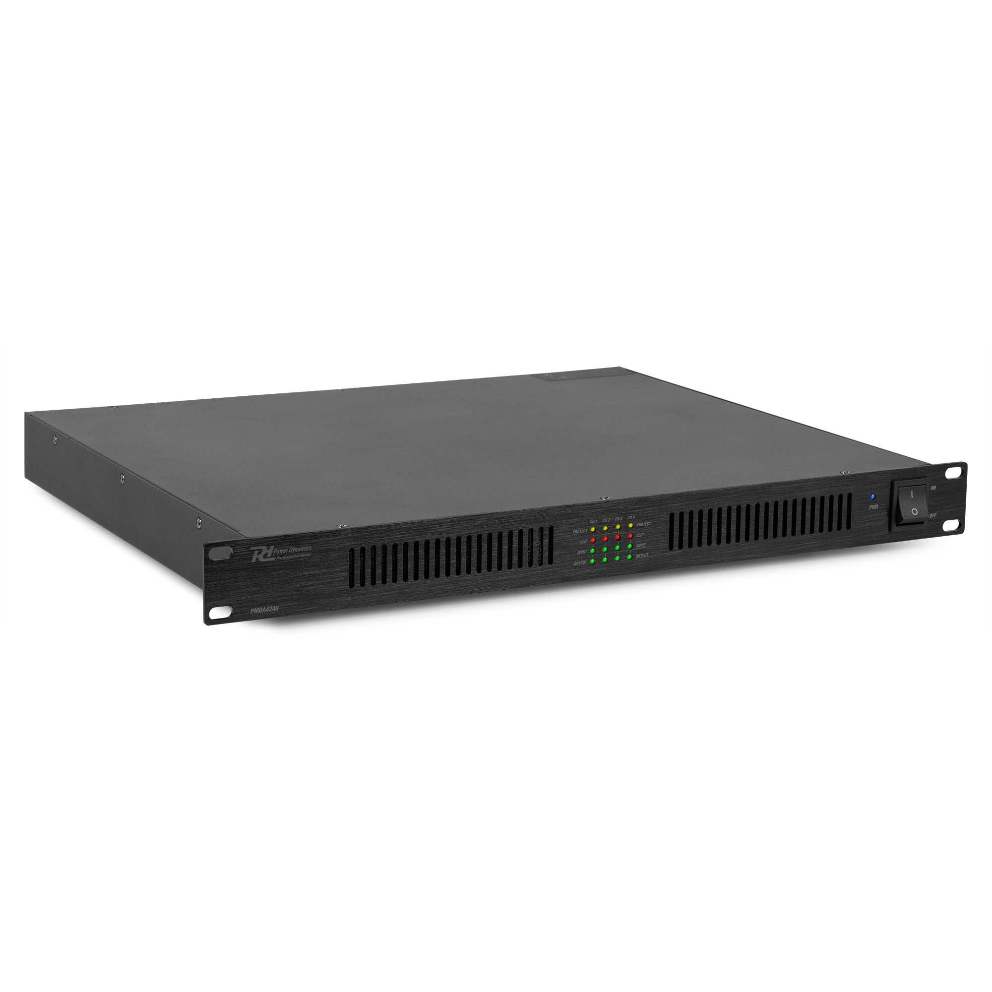 Un amplificador de audio negro con botón de encendido y luces indicadoras. Logotipo de la marca en el panel frontal.