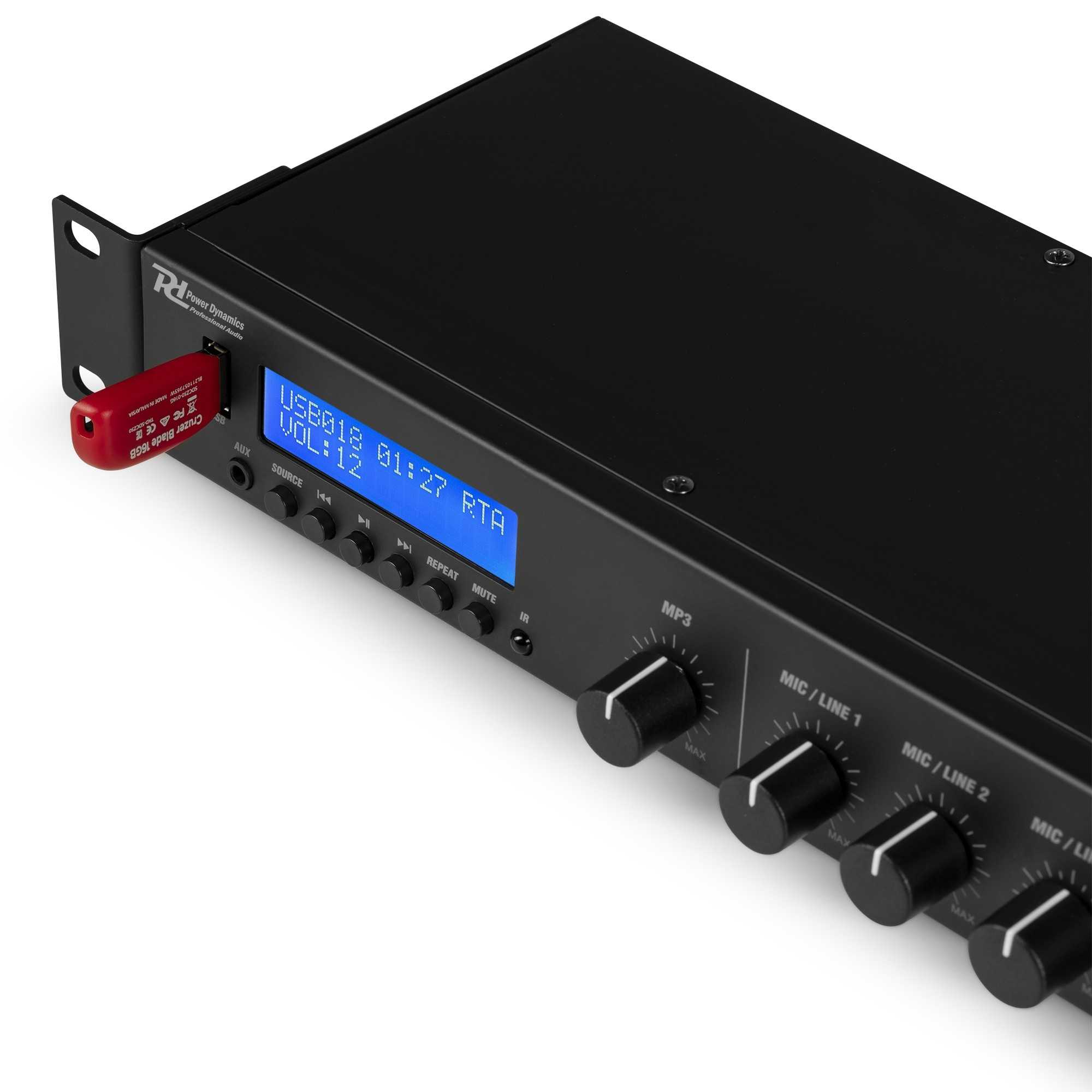 Dispositivo de audio negro con unidad USB, pantalla con texto. Perillas de control de volumen. Texto: Power Dynamics, USB018 01:27 RTA.