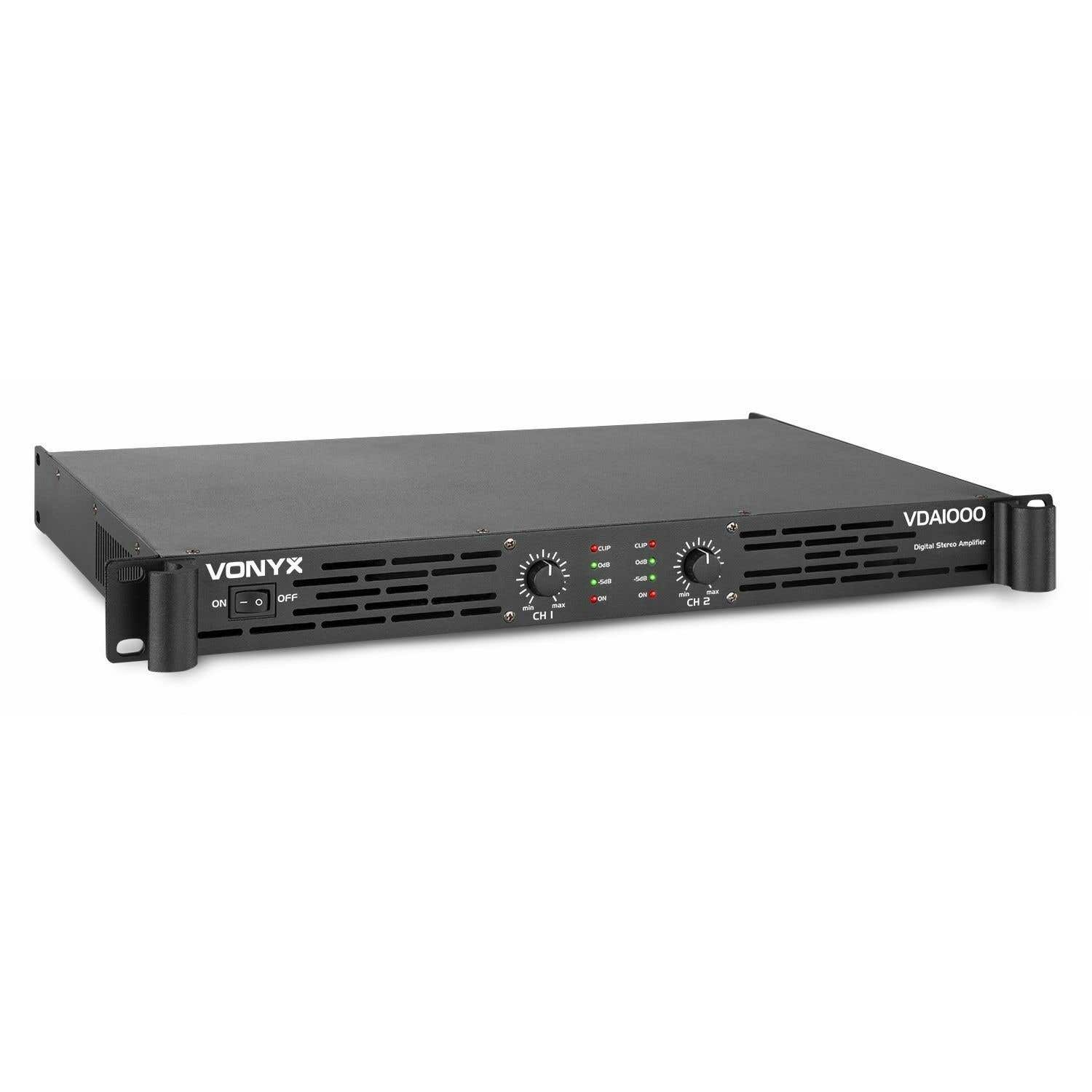 Un amplificador Vonyx VDA1000 negro. Tiene perillas de volumen, indicadores de canal e interruptor de encendido. El fondo es blanco.