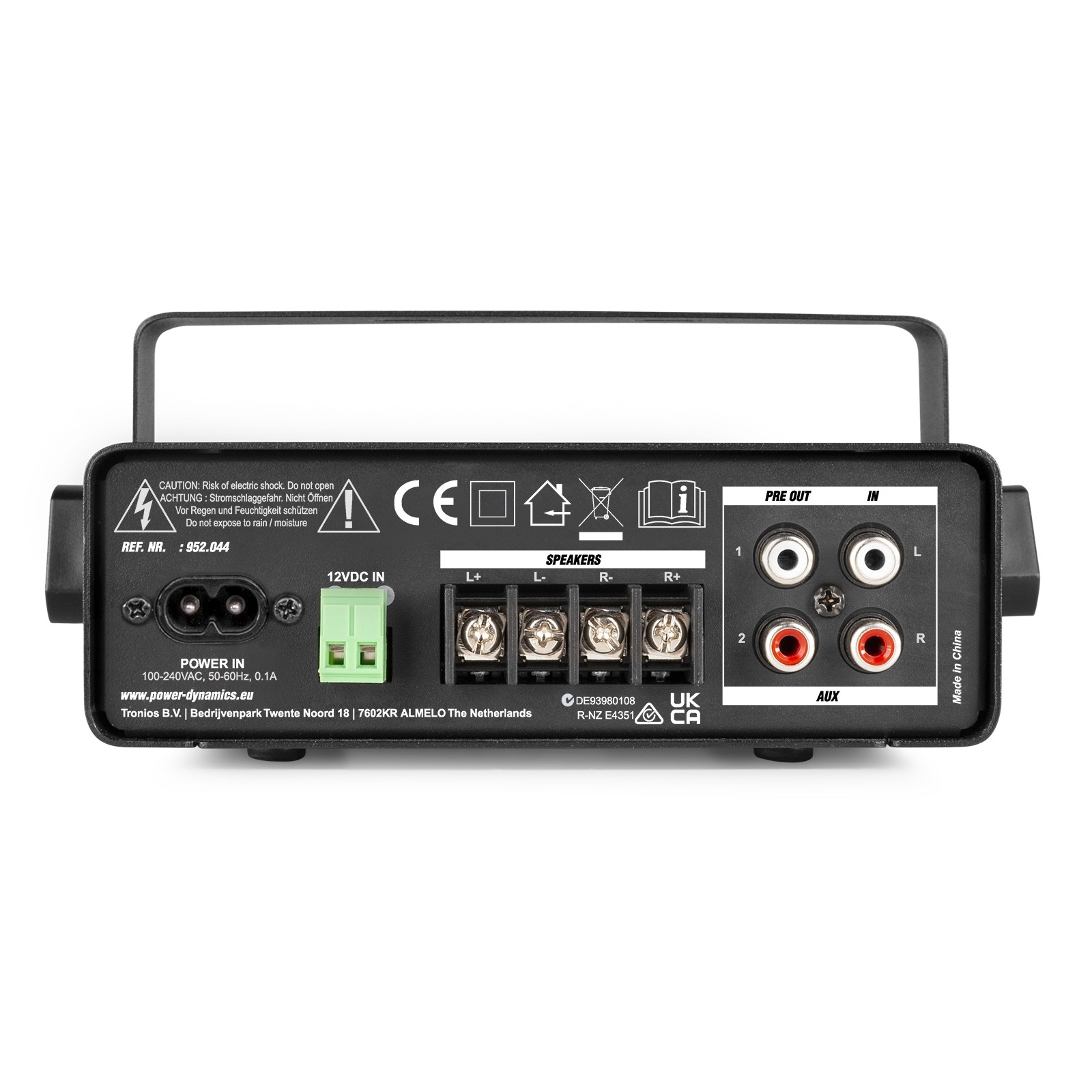 Amplificador de audio negro con múltiples puertos de entrada/salida. Incluye terminales de altavoz, entrada de alimentación y etiquetas de advertencia.