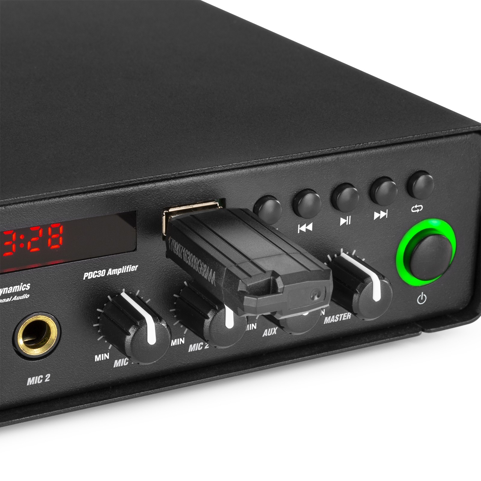 Amplificador de audio negro con unidad USB insertada. Tiene diales, botones y una pantalla digital. El botón de encendido verde está iluminado.