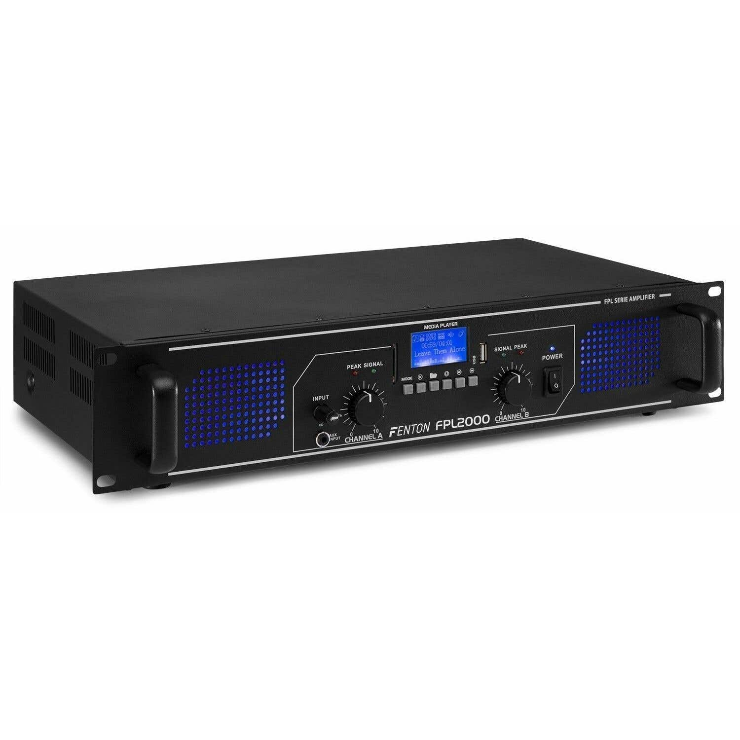 Amplificador negro Fenton FPL2000. Tiene pantalla, botones y luces azules. El texto «Leave Them Alone» es visible.