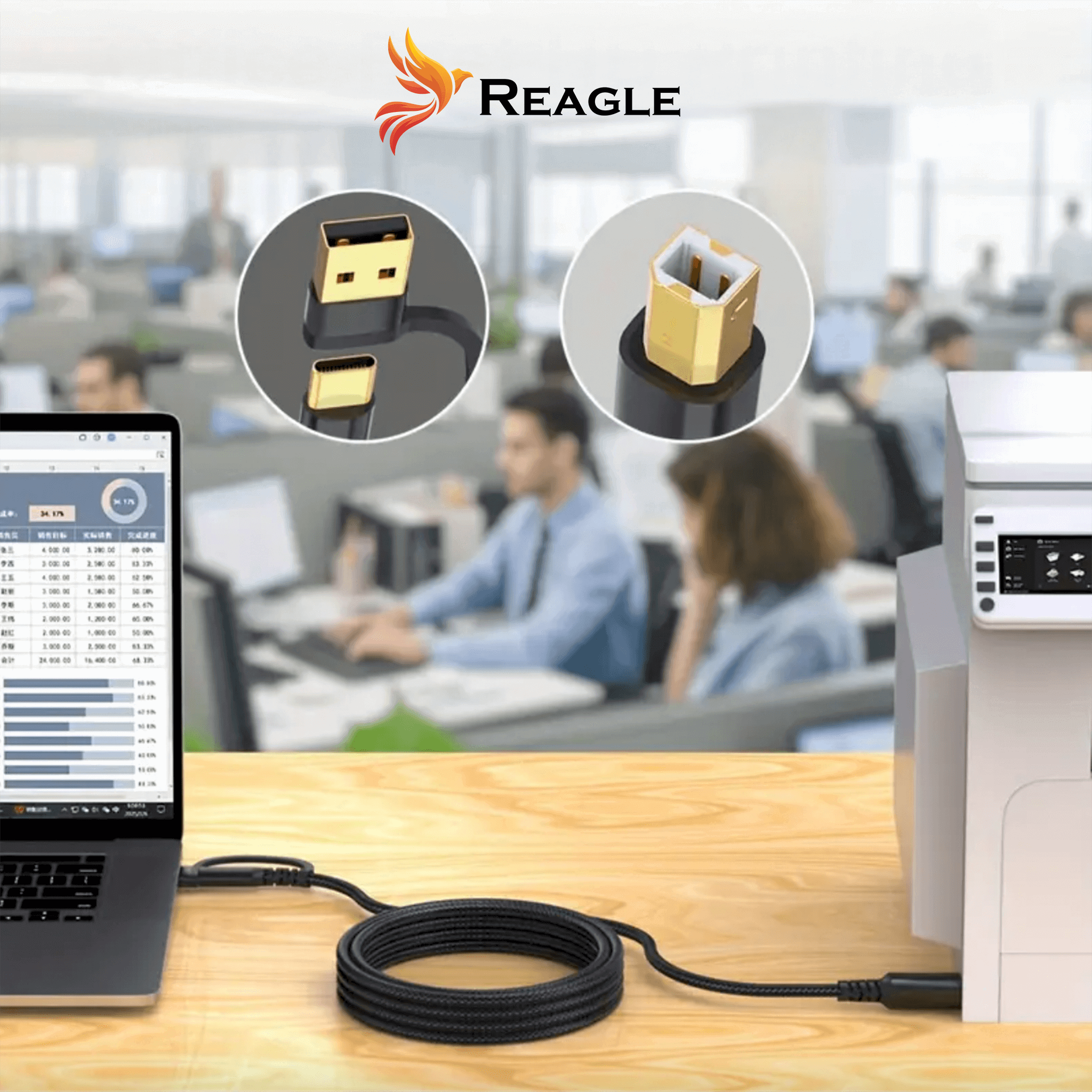 Czarny kabel USB łączy laptopa z drukarką. Zbliżenia pokazują złącza USB ze złotym wnętrzem. Ludzie pracują w tle.