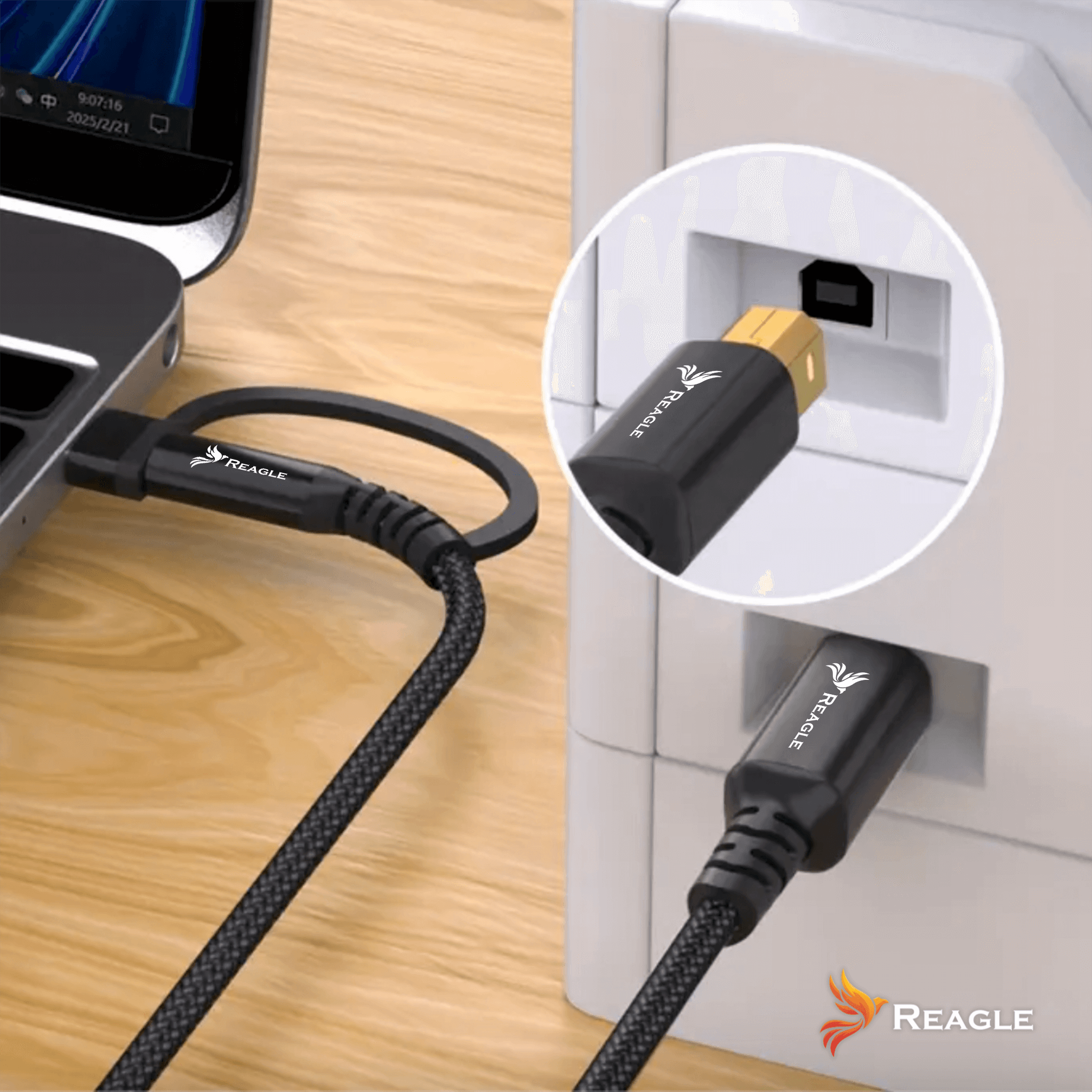 Kabel Reagle łączy laptopa z urządzeniem. Kabel z czarnymi złączami jest podłączony do obu urządzeń.