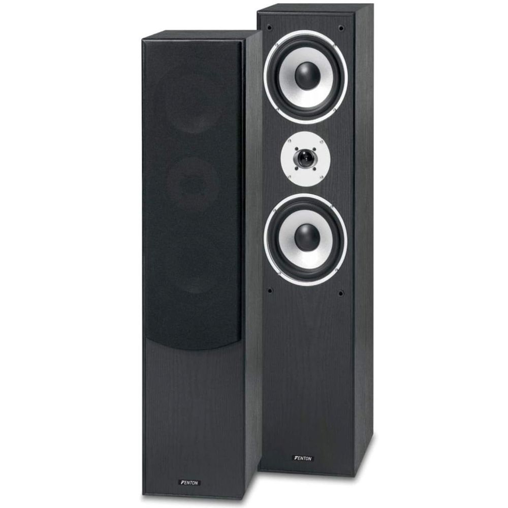 Dos altavoces negros con elementos circulares plateados y blancos. Los altavoces son verticales y tienen la marca "Fenton" en la parte inferior.