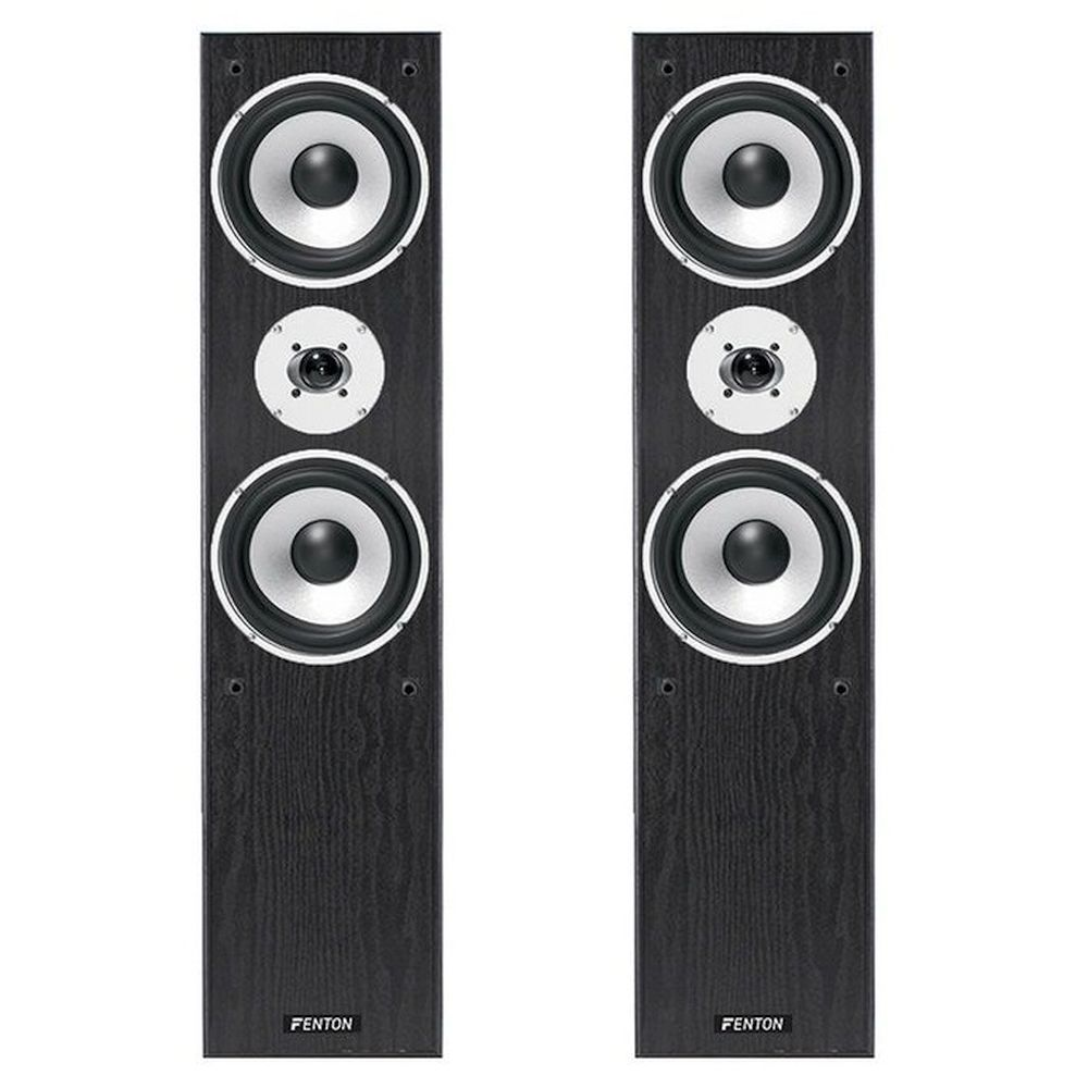 Dos altavoces negros altos con detalles plateados, cada uno con tres componentes circulares. La marca 'Fenton' está en la parte inferior.