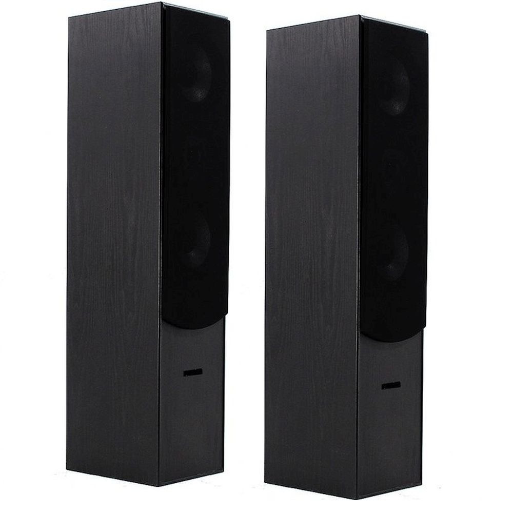 Dos altavoces negros y altos están uno al lado del otro. Cada uno tiene un panel negro central con dos elementos circulares y una base rectangular.
