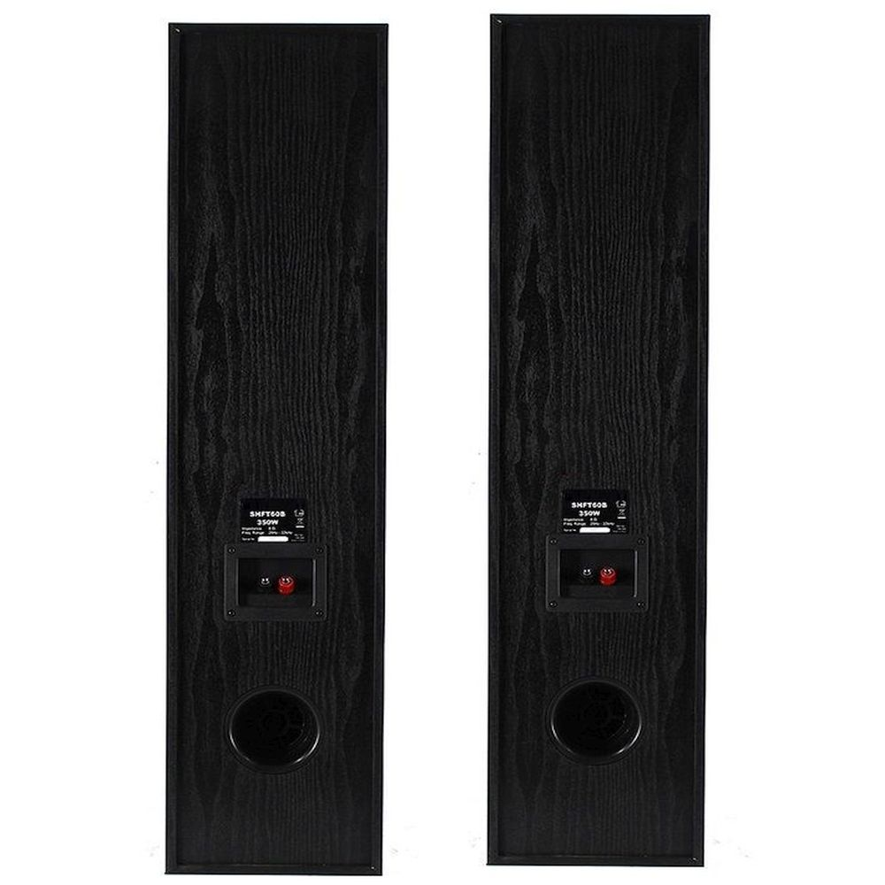 Dos altavoces negros altos con textura de vetas de madera, un puerto de altavoz y un conector en la parte inferior.