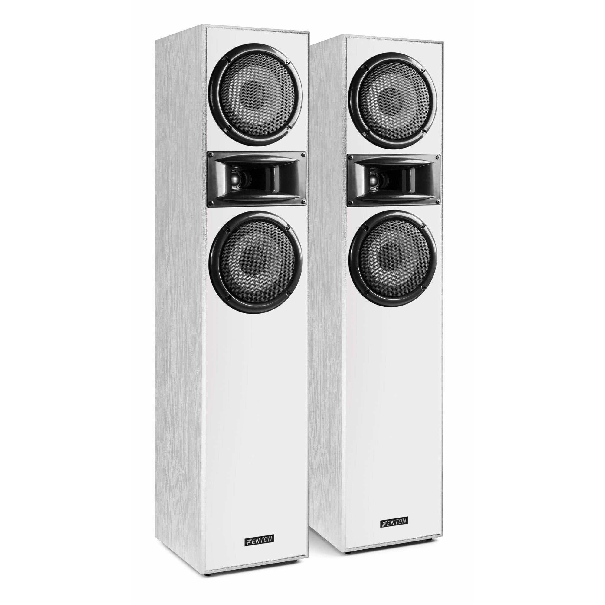 Dos altavoces blancos altos con componentes de altavoz negros. Cada uno tiene un logotipo 'FENTON' en la parte inferior.