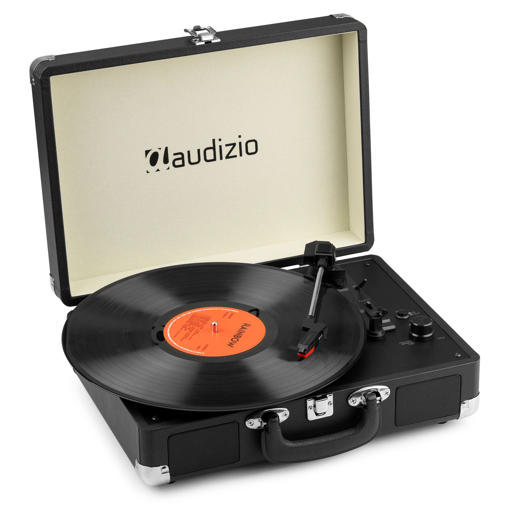 Un tocadiscos portátil negro con la tapa abierta. Un disco de vinilo está en el tocadiscos. La tapa tiene el nombre de la marca.