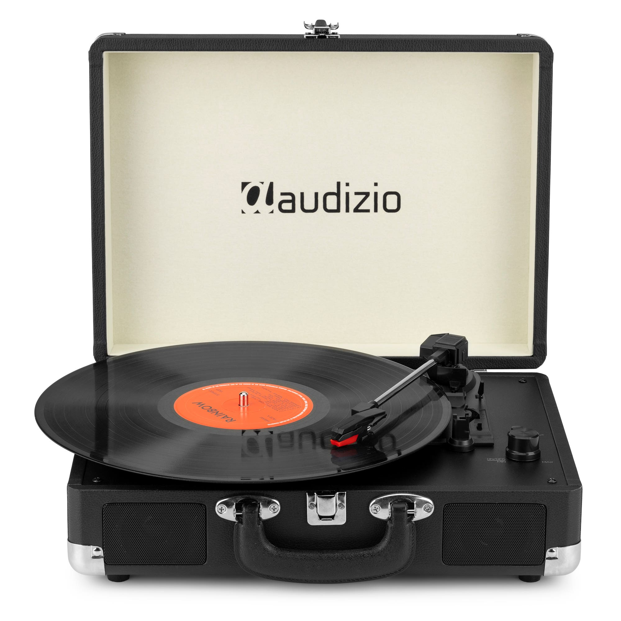 Un tocadiscos de vinilo negro está abierto. Un disco está en el tocadiscos. La marca es Audizio.