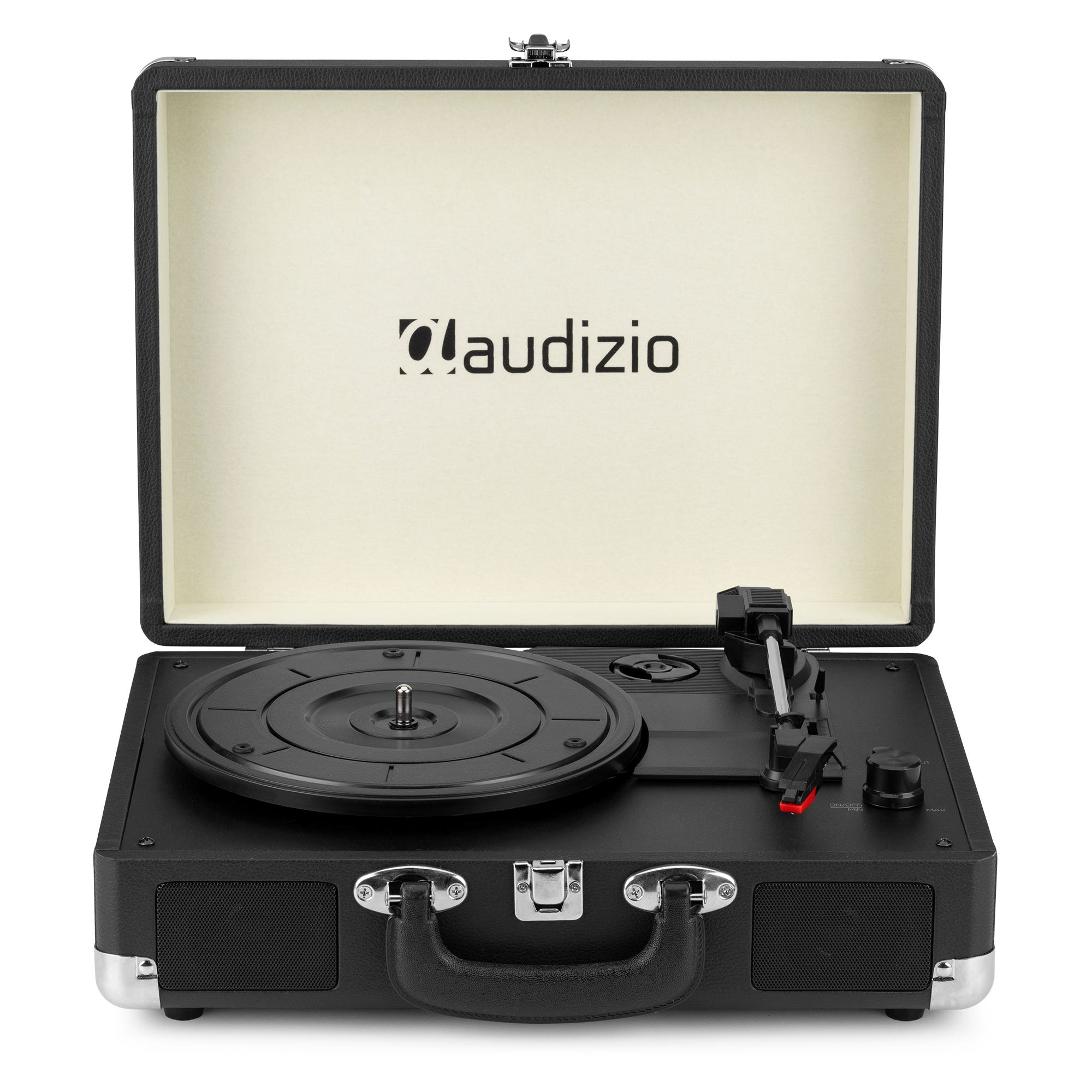 Tocadiscos negro con tapa abierta, logotipo y asa. Cuenta con plato giratorio, altavoces y perillas de control. La tapa está abierta.