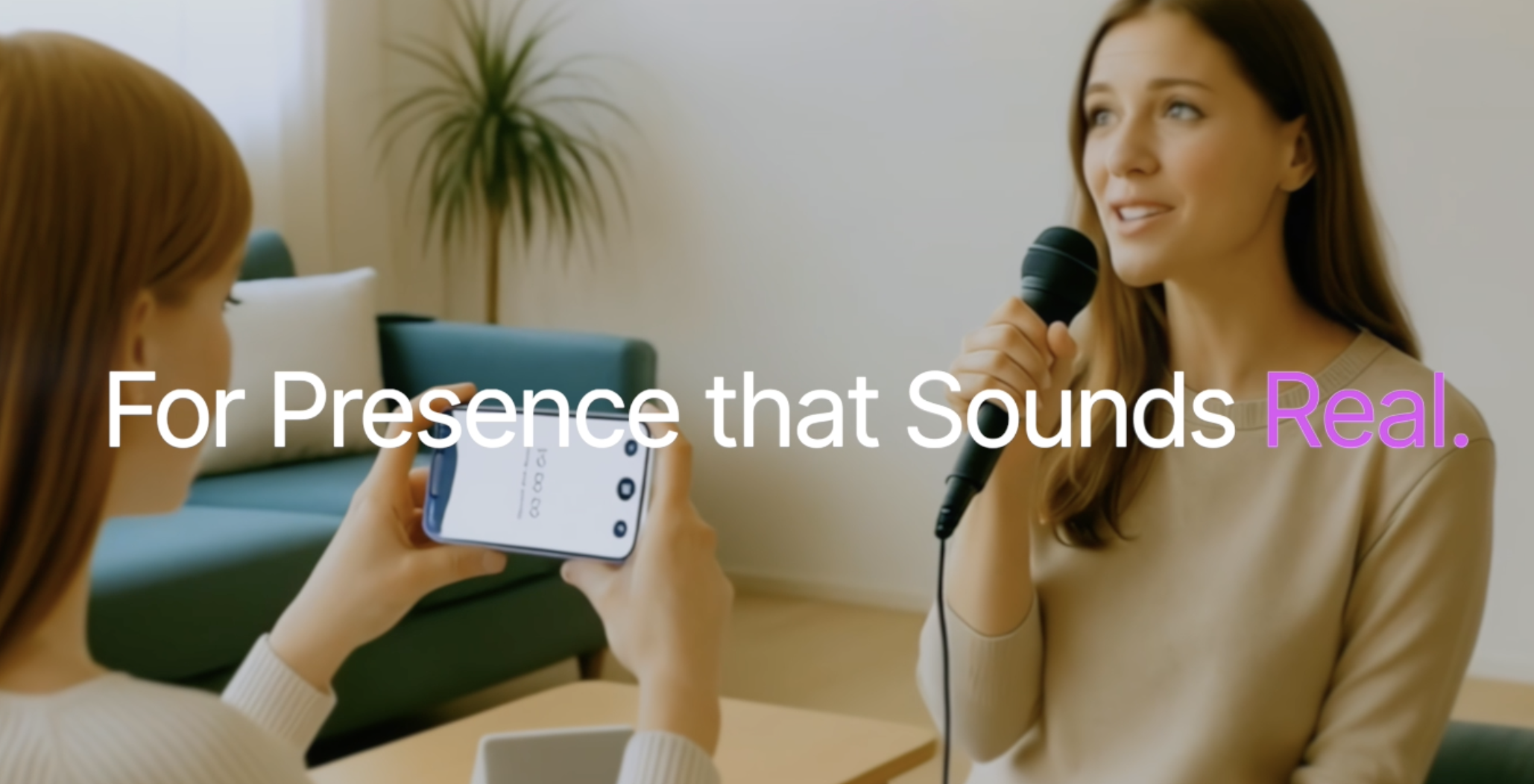 Zwei Frauen, eine hält ein Telefon, die andere singt in ein Mikrofon. Text: 'Für Präsenz, die echt klingt.'