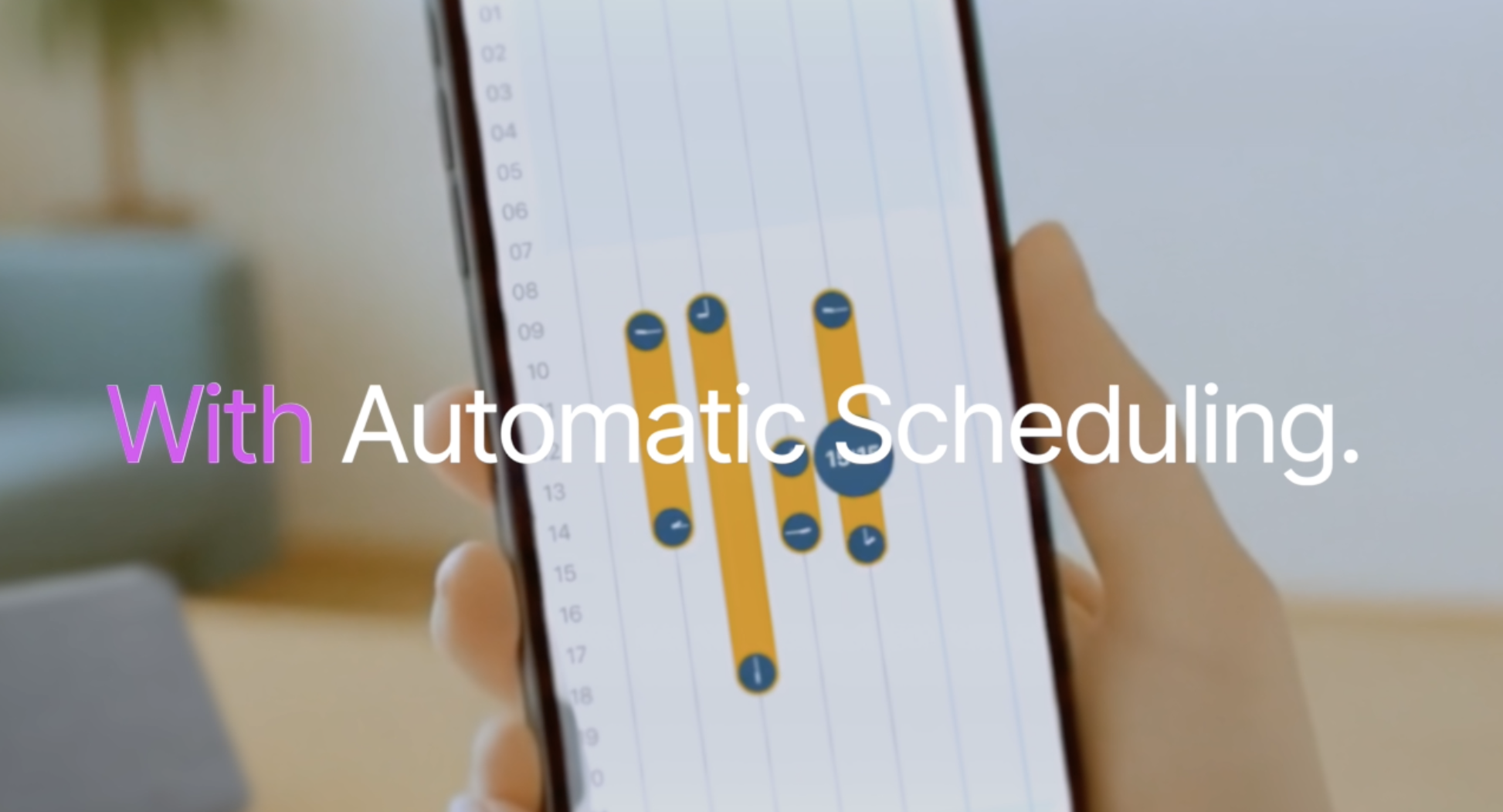 Eine Hand hält ein Telefon mit einem Zeitplan. Es zeigt Zeitfenster und Text: "Mit automatischer Planung."