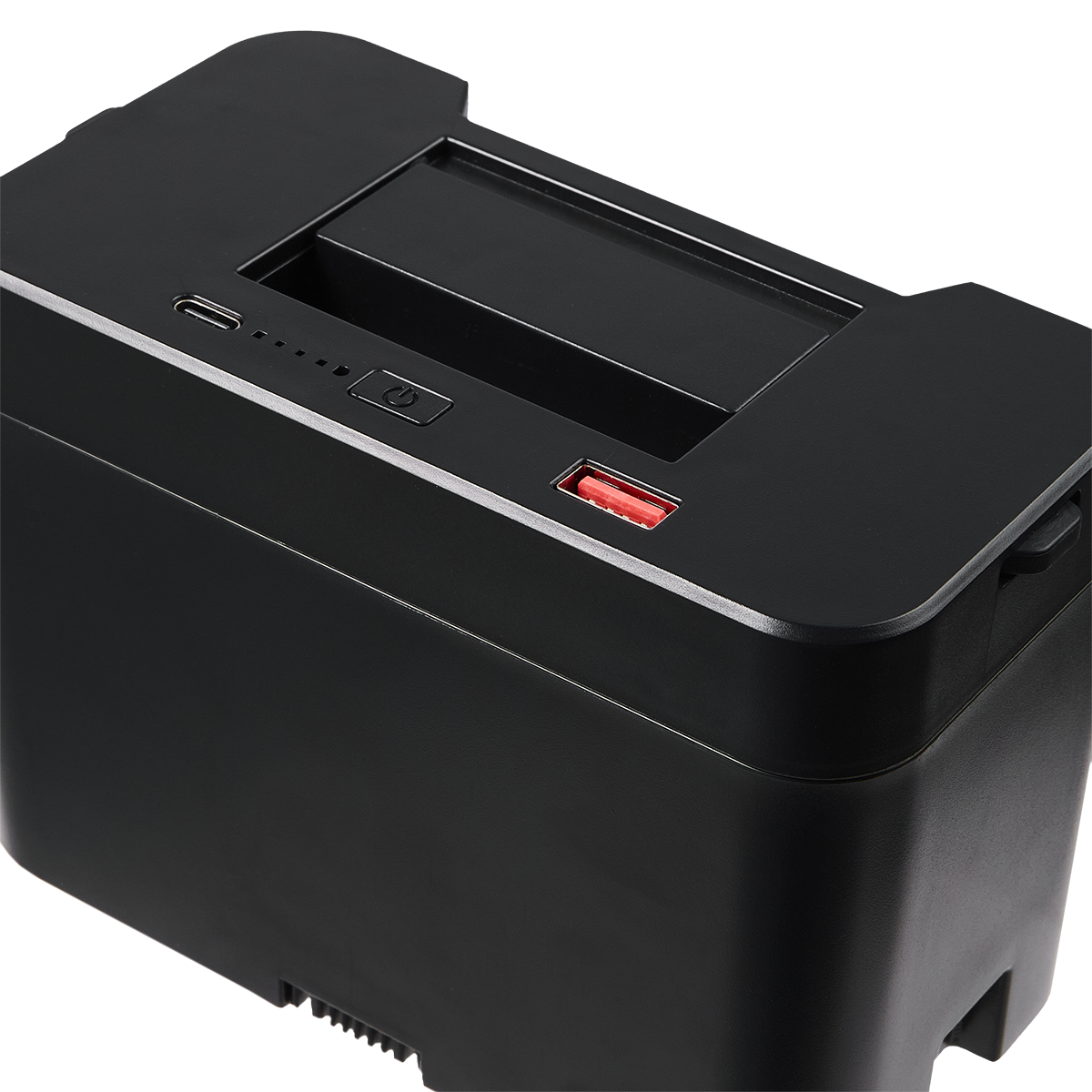 Dispositivo elettronico nero con USB e pulsante di accensione. Porta USB rossa. Il dispositivo ha una forma rettangolare con fessura in alto.