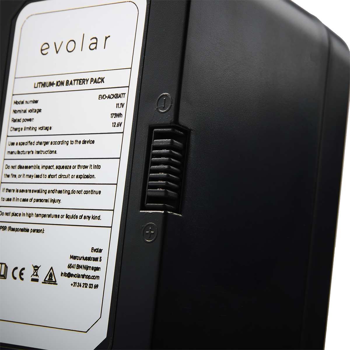 Un pacco batteria nero con un'etichetta bianca. Il testo sull'etichetta include "evolar", "Lithium-ion Battery Pack" e avvertenze di sicurezza.