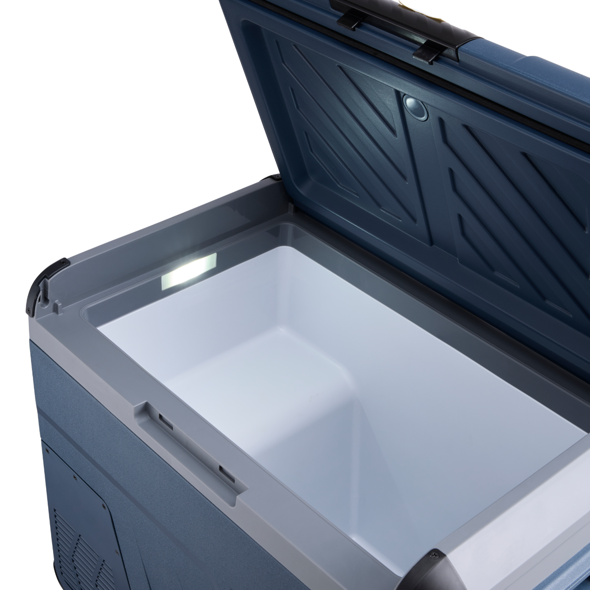Frigorifero portatile aperto con esterno blu e interno bianco. Il coperchio è aperto, rivelando una luce e lo scomparto vuoto.