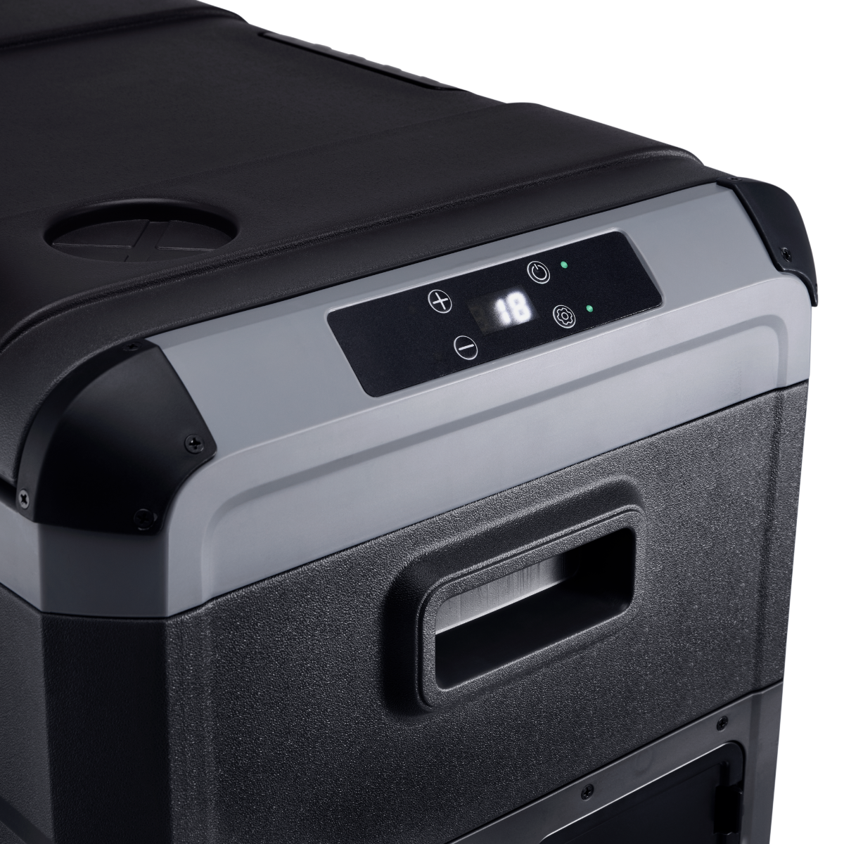 Frigorifero portatile nero e grigio con display digitale che mostra 18 gradi. Include pulsanti di accensione e impostazioni.