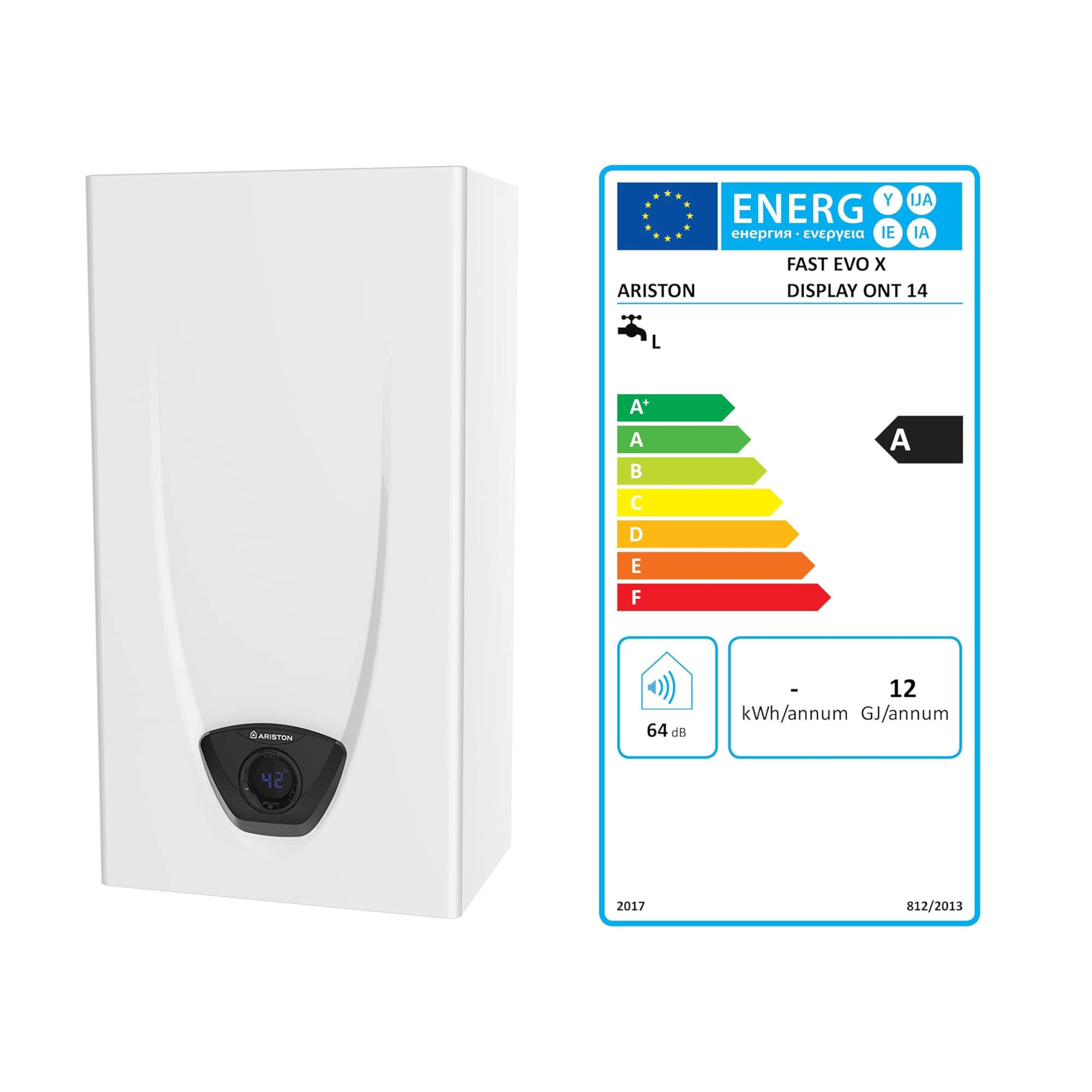 Caldaia Ariston bianca con etichetta energetica. Mostra l'efficienza energetica A. Il display mostra '42'.