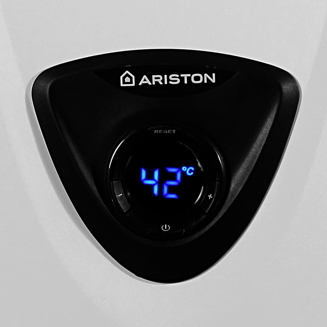 Pannello di controllo dello scaldabagno Ariston. Visualizza 42°C in blu, con pulsanti reset e accensione.