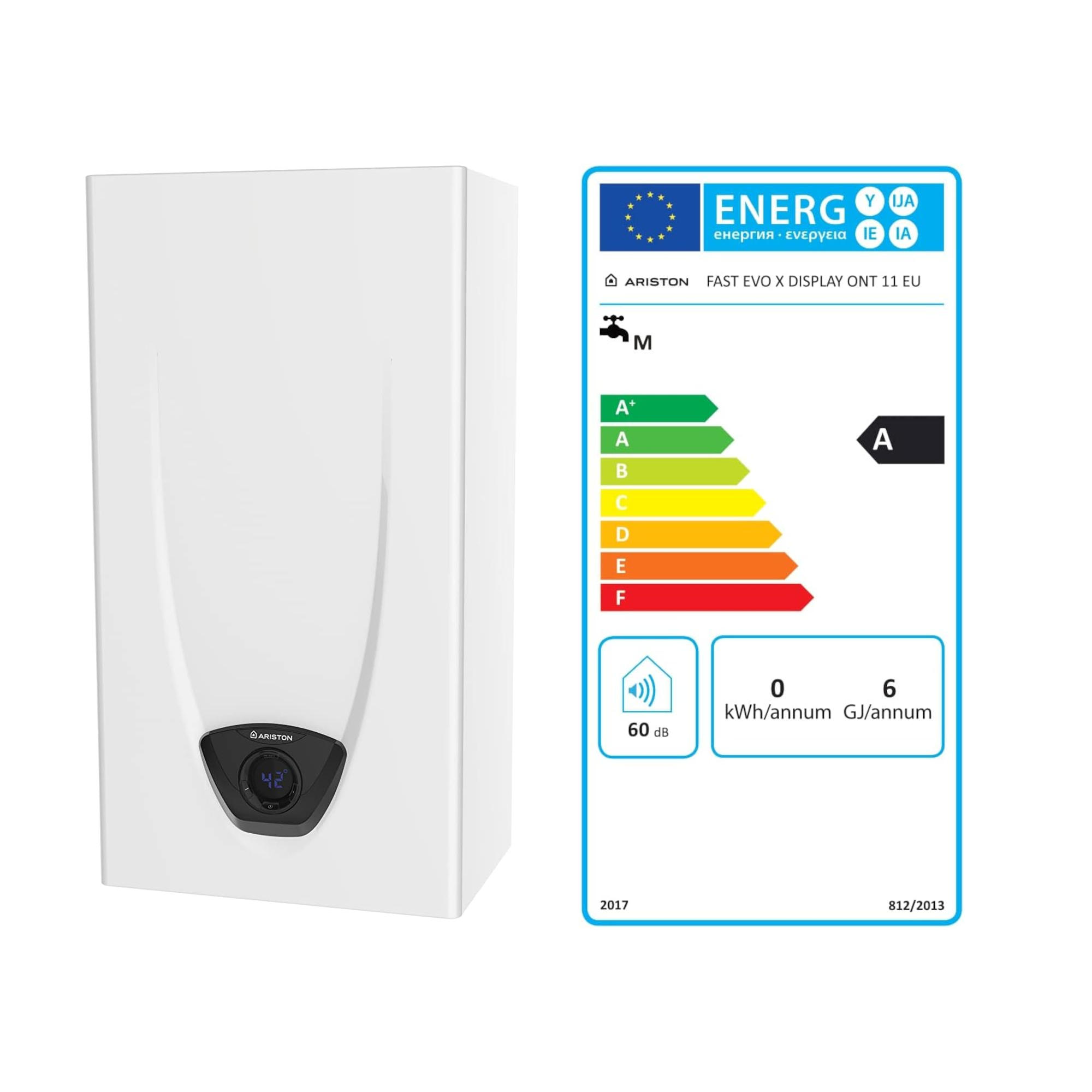 Uno scaldacqua Ariston bianco con display digitale che mostra 42 gradi, più un'etichetta energetica con classificazione A.