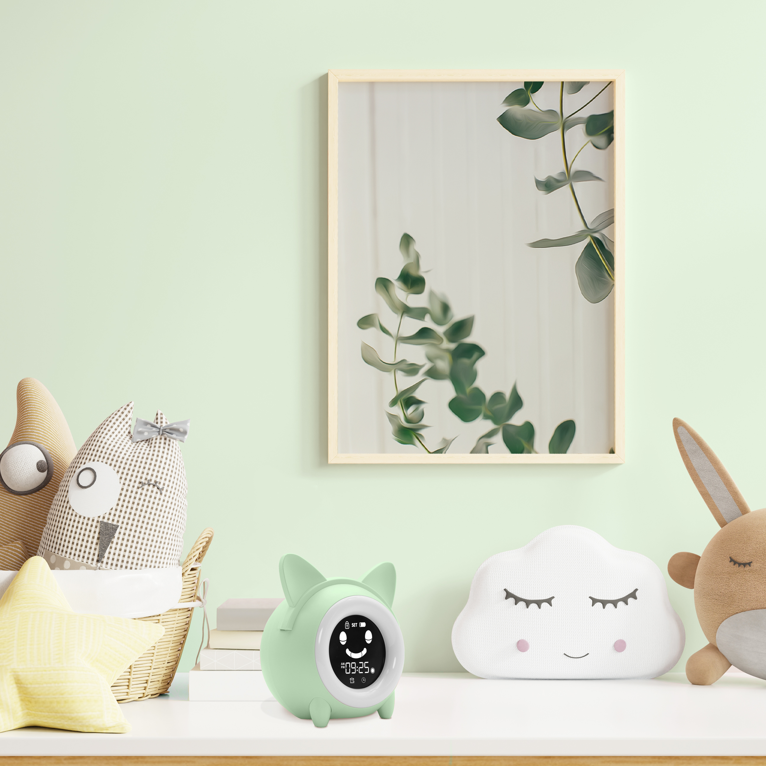 Un reloj verde menta, un cuadro enmarcado de plantas verdes, animales de peluche y una almohada de estrella están en un estante blanco.