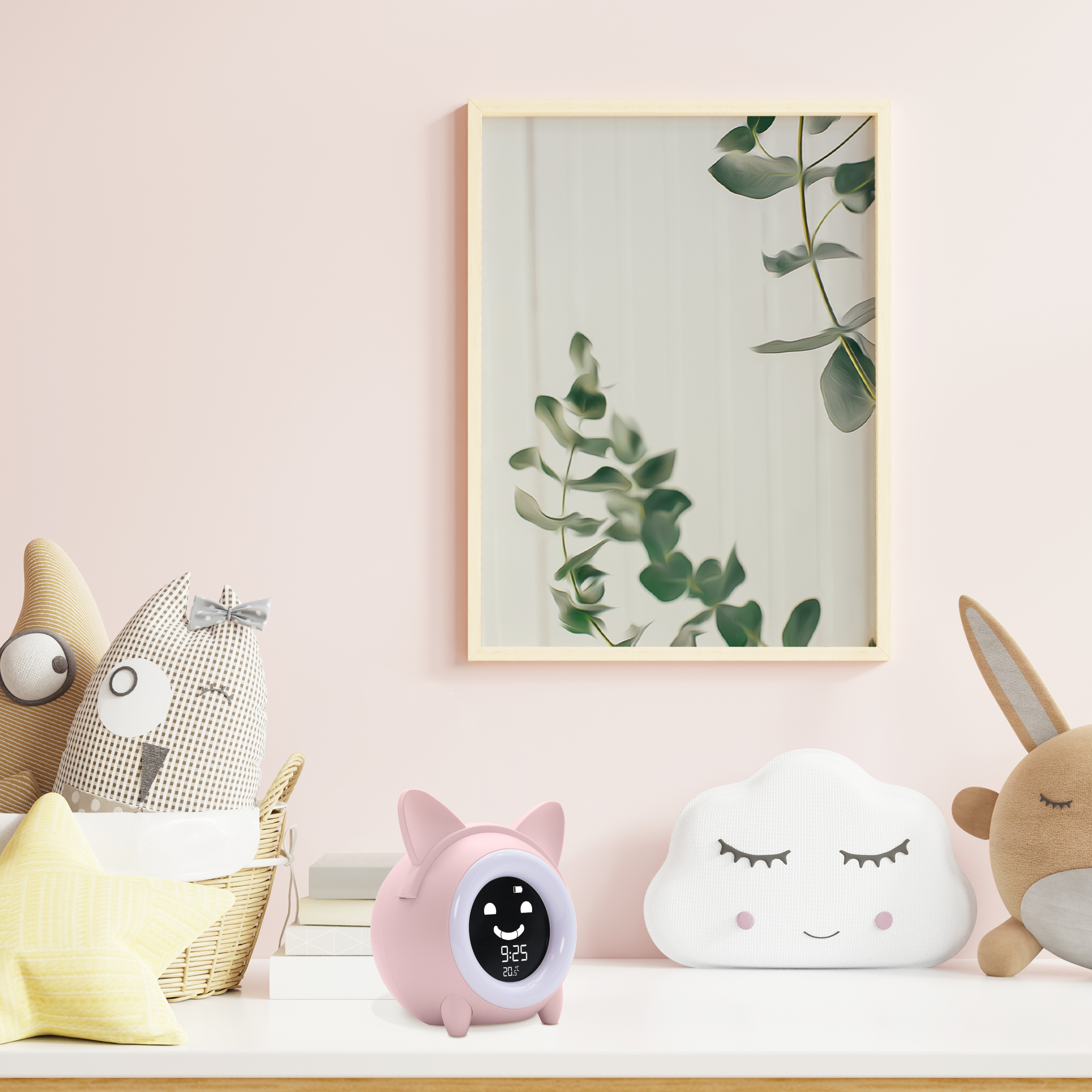 Un reloj rosa con forma de cerdo está en una estantería blanca. En el fondo hay un cuadro y animales de peluche. La pared es rosa.