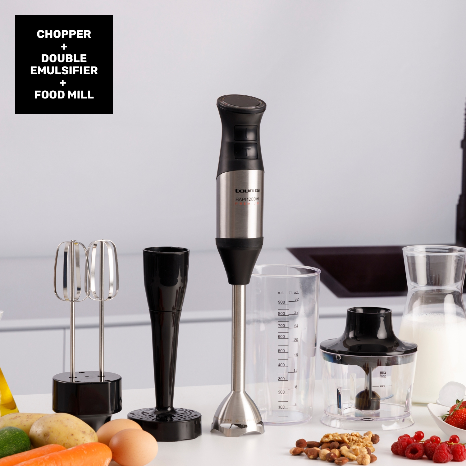 Un juego de procesador de alimentos con batidora de mano, picadora, emulsionador y molinillo de alimentos. Verduras, nueces y bayas en la mesa.
