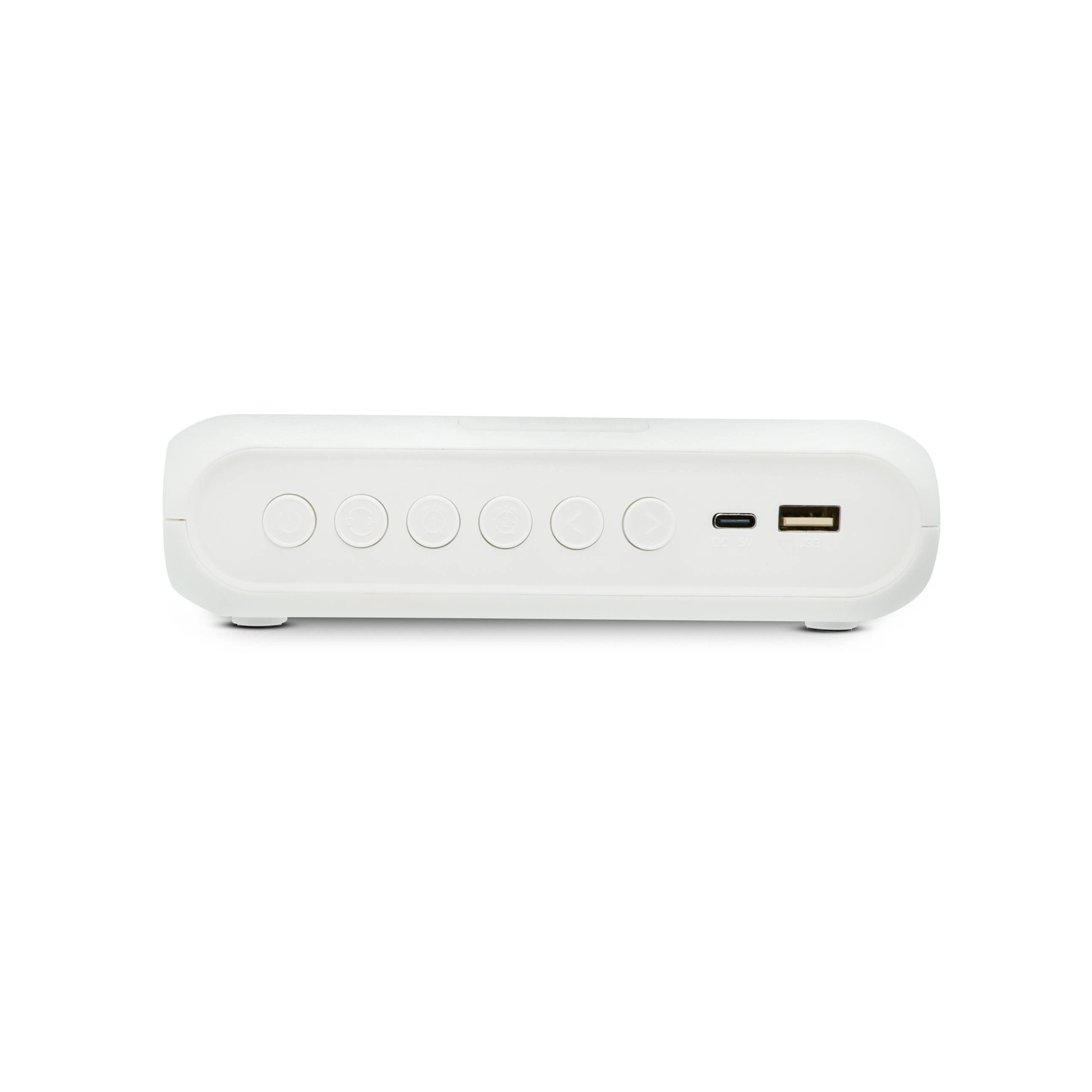 Un dispositivo rectangular blanco con botones y puertos. Los botones están en fila, los puertos son USB y carga.