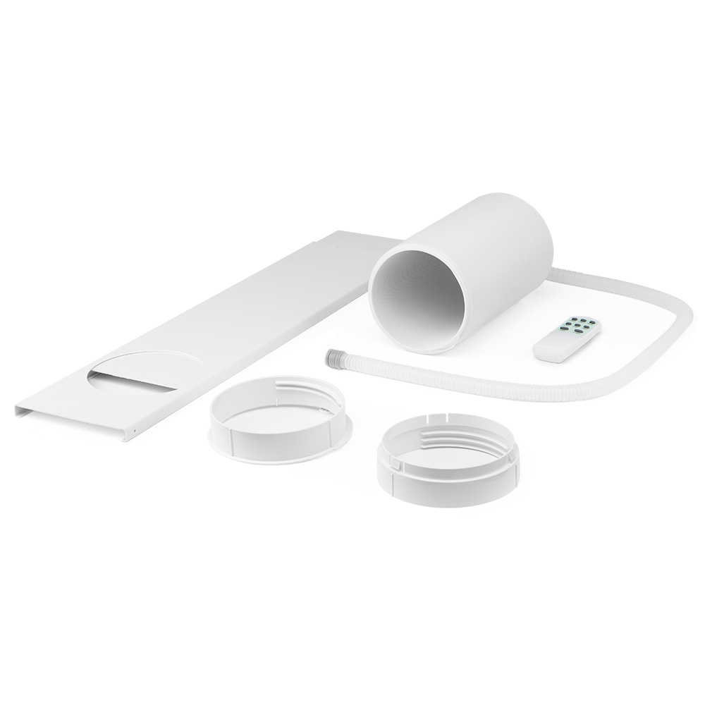 Białe części klimatyzacji na białej powierzchni: rura, wąż, pilot, suwak okienny i dwa okrągłe złącza.